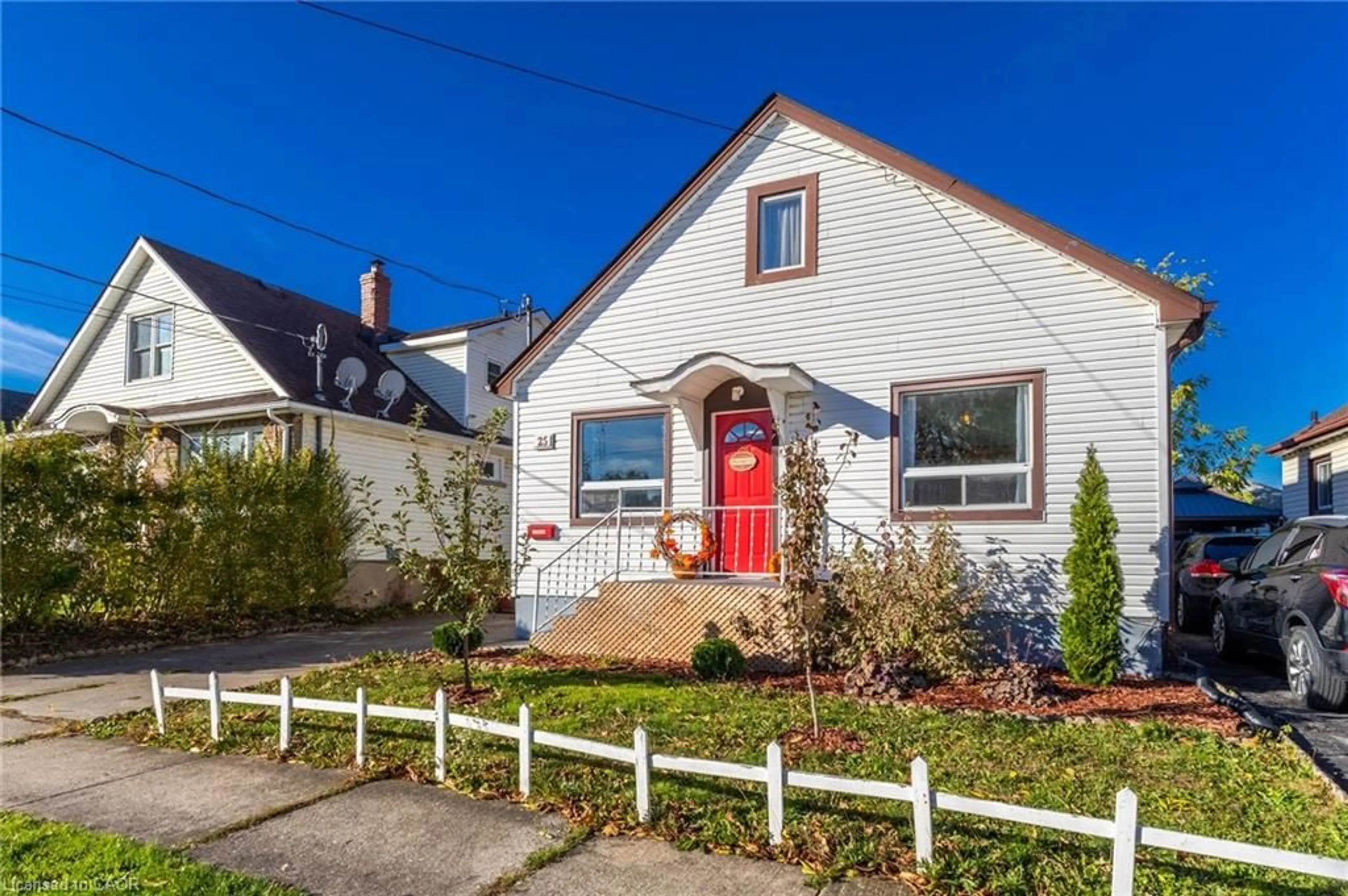 Home with vinyl exterior material, street for 25 Augusta Ave, St. Catharines Ontario L2M 5R3