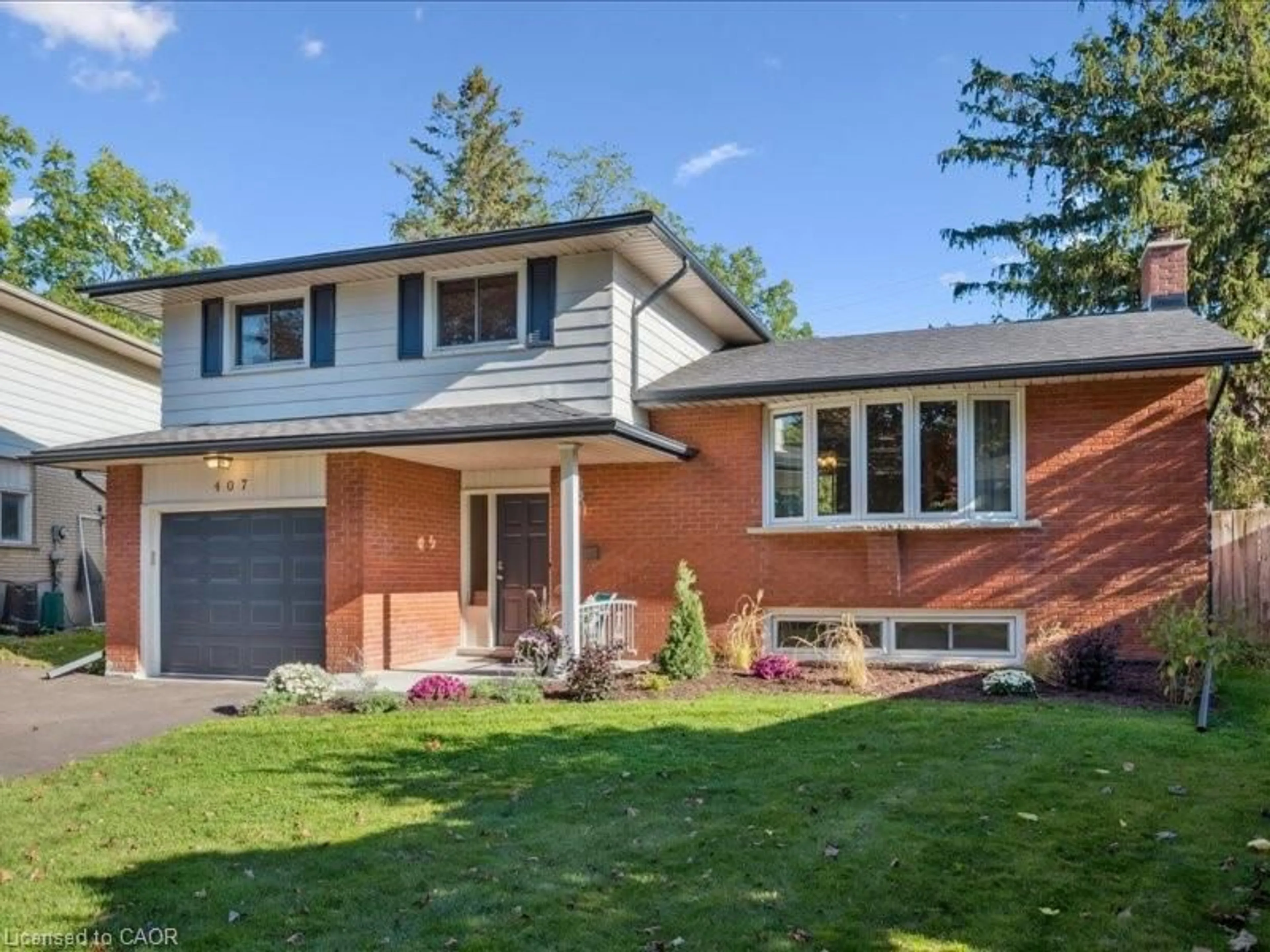 Home with brick exterior material, street for 407 Grangewood Dr, Waterloo Ontario N2K 2E4