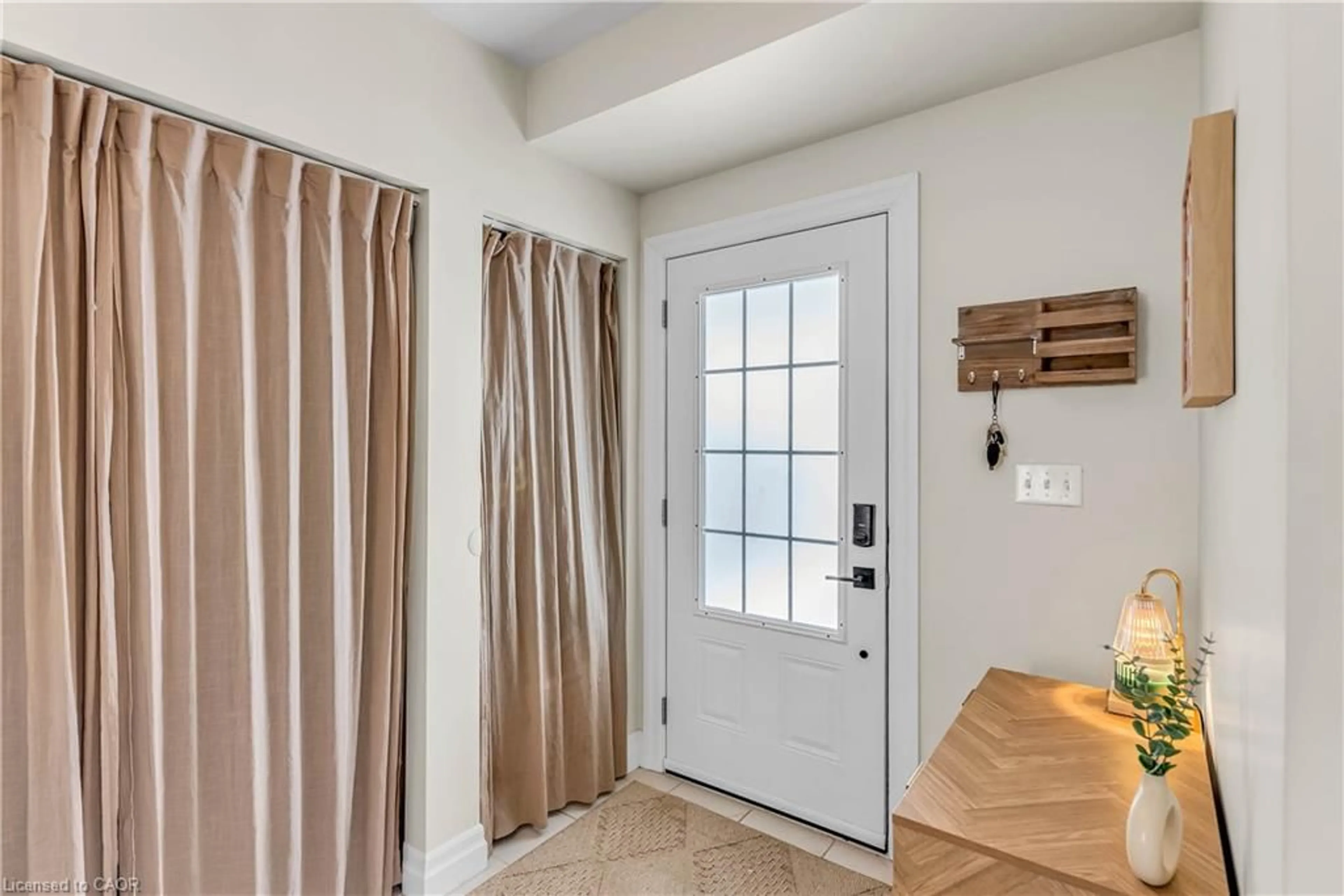 Indoor entryway for 50 Wellington St, Paris Ontario N3L 1T4