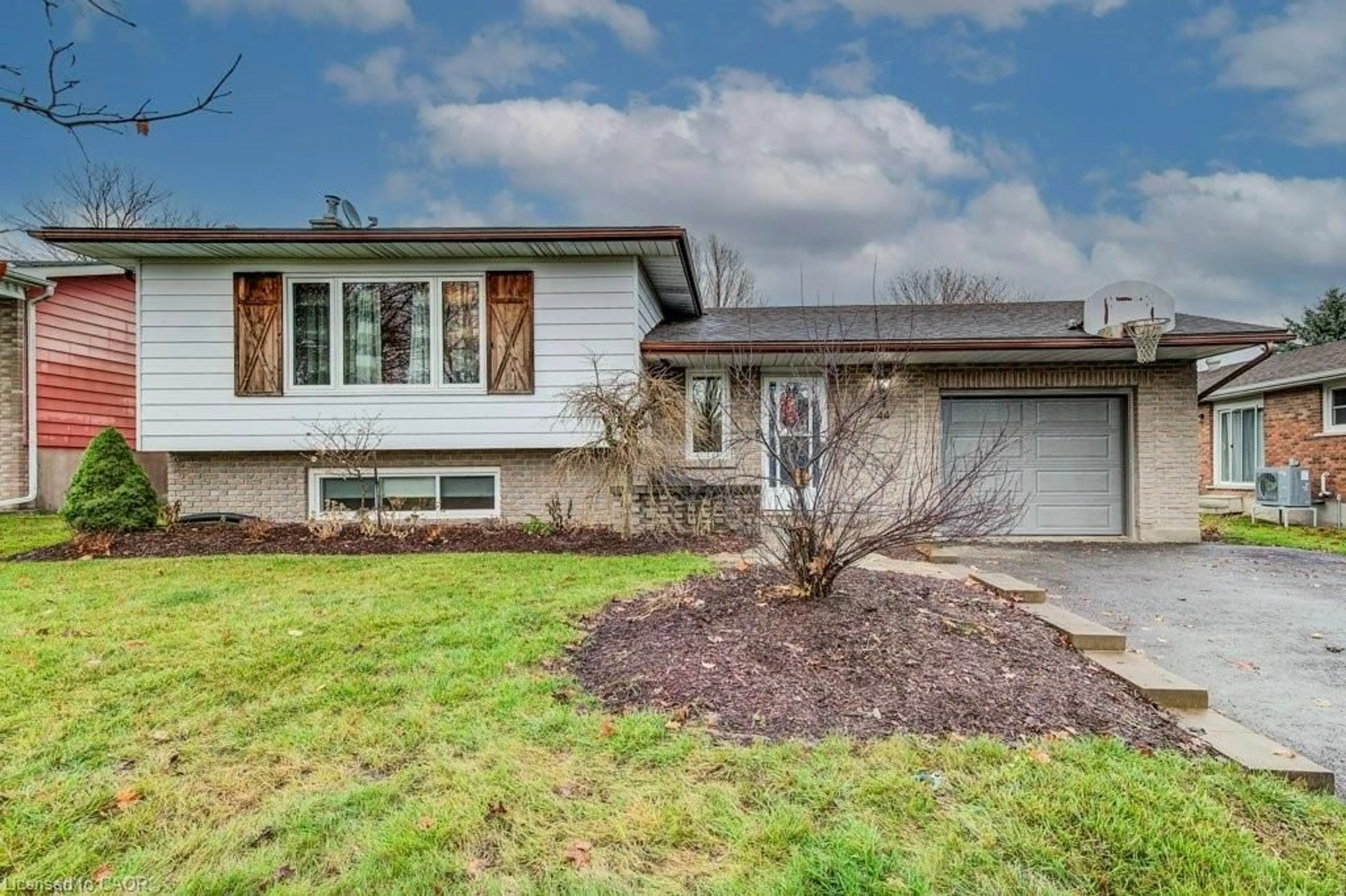 Home with vinyl exterior material, unknown for 44 Reiner Cres, Wellesley Ontario N0B 2T0