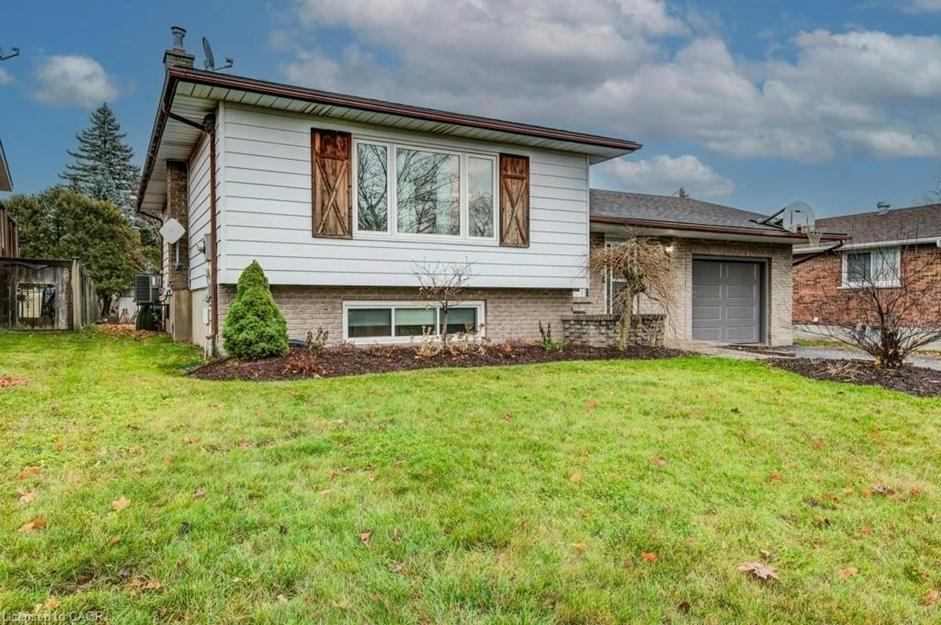 Home with vinyl exterior material, street for 44 Reiner Cres, Wellesley Ontario N0B 2T0