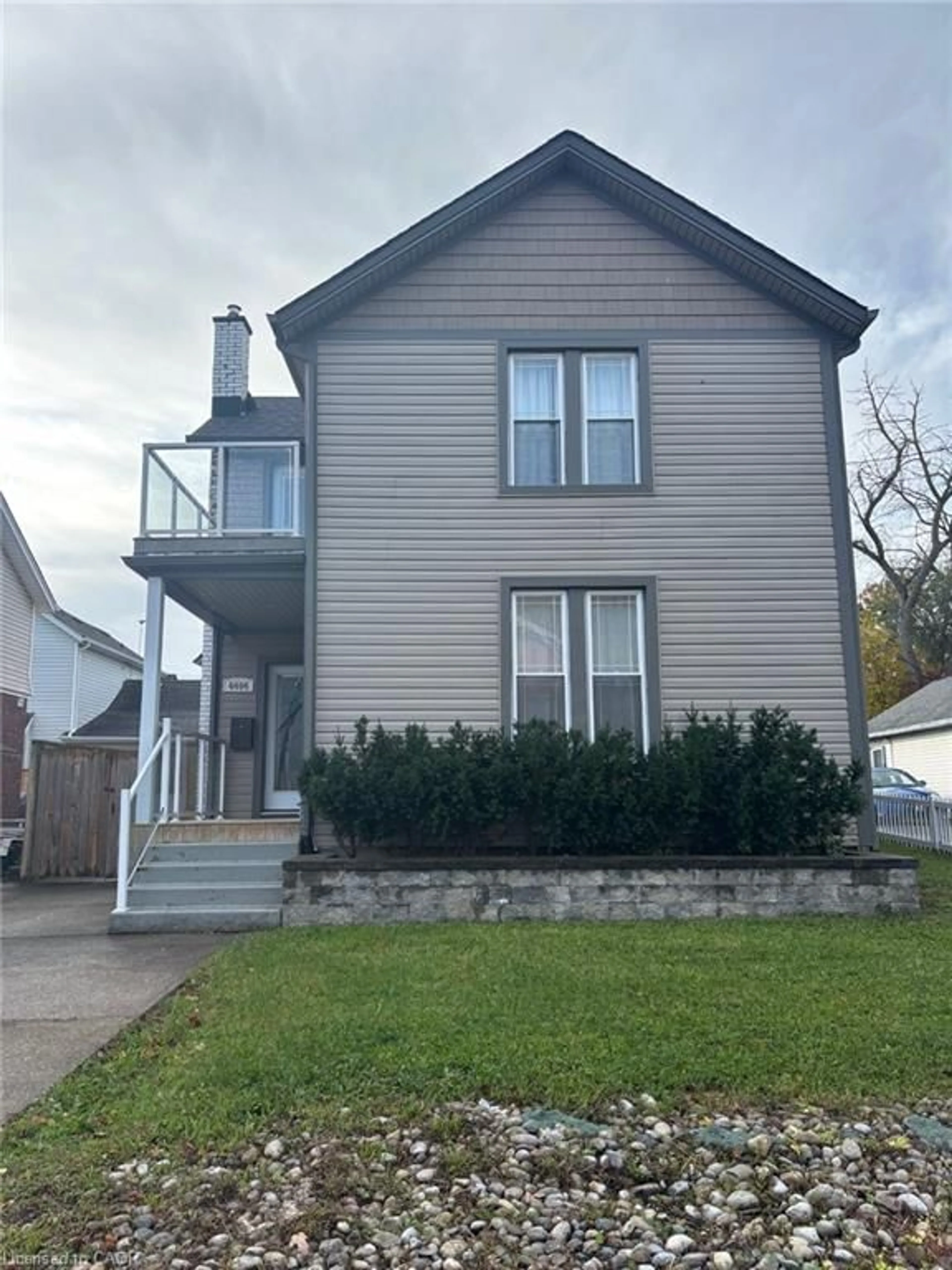 Home with vinyl exterior material, street for 4404 Morrison St, Niagara Falls Ontario L2E 2B3