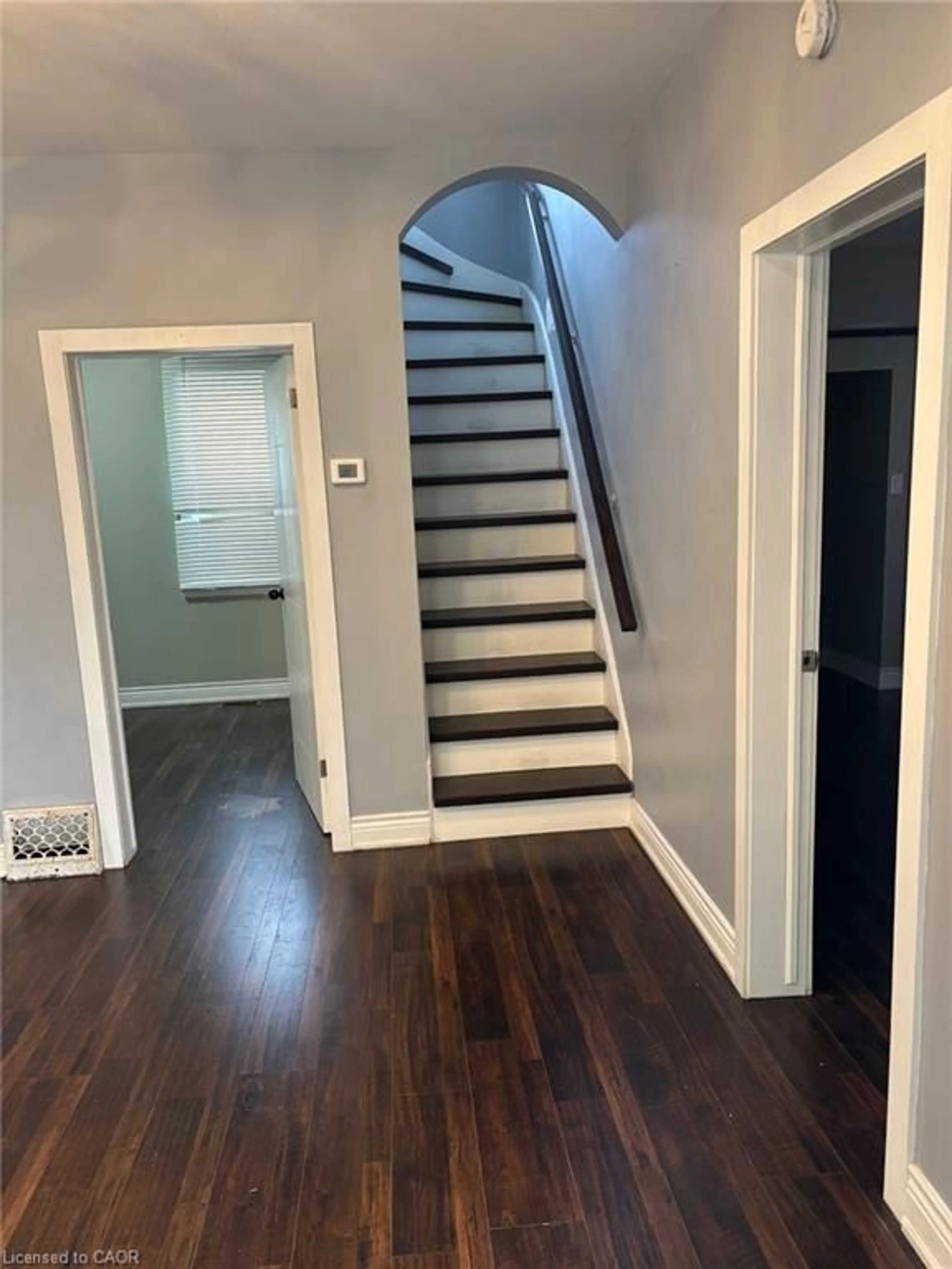Indoor entryway for 4404 Morrison St, Niagara Falls Ontario L2E 2B3