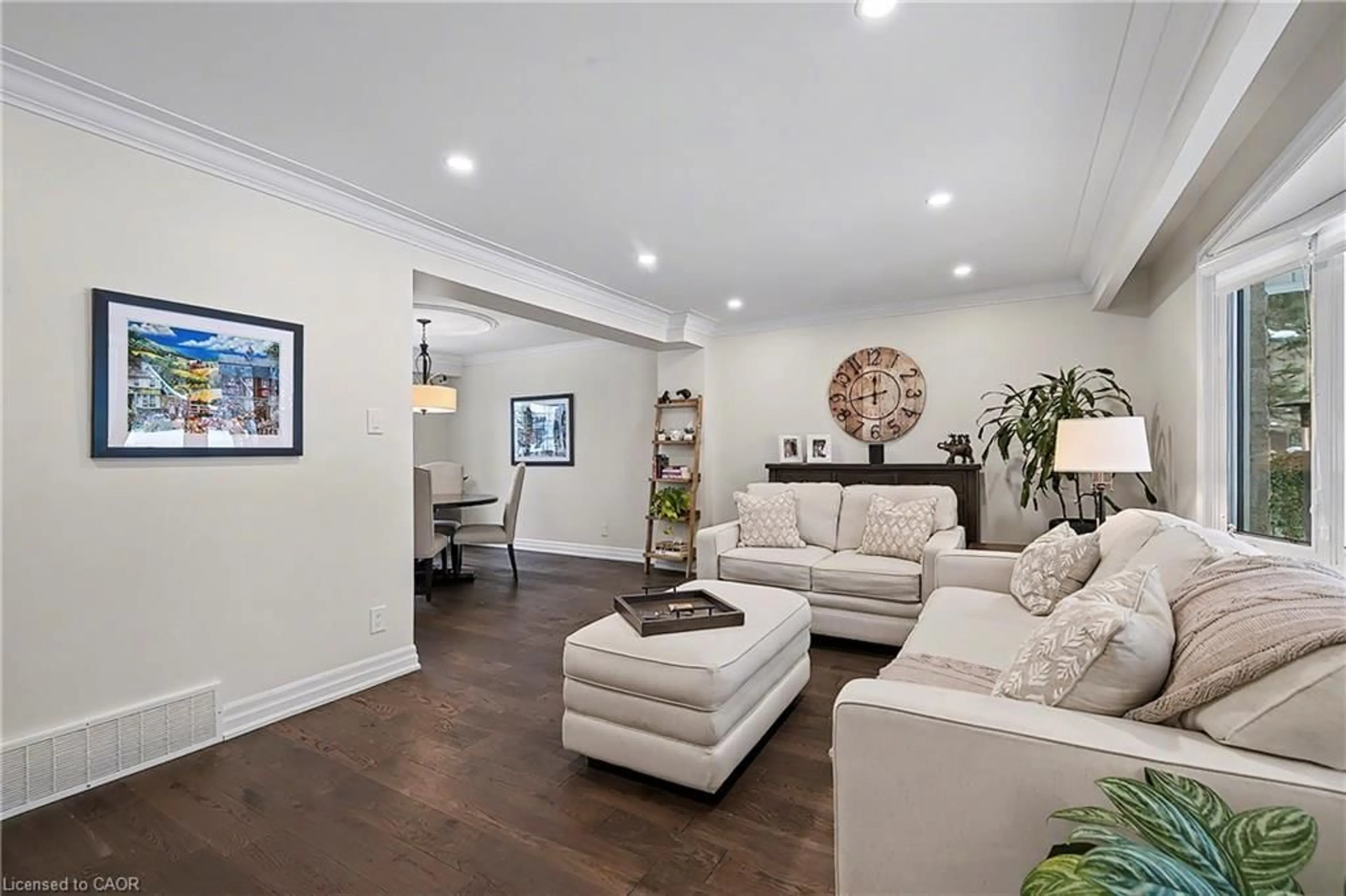 Living room with furniture, unknown for 18 Pittsford Close, Waterloo Ontario N2K 1V6