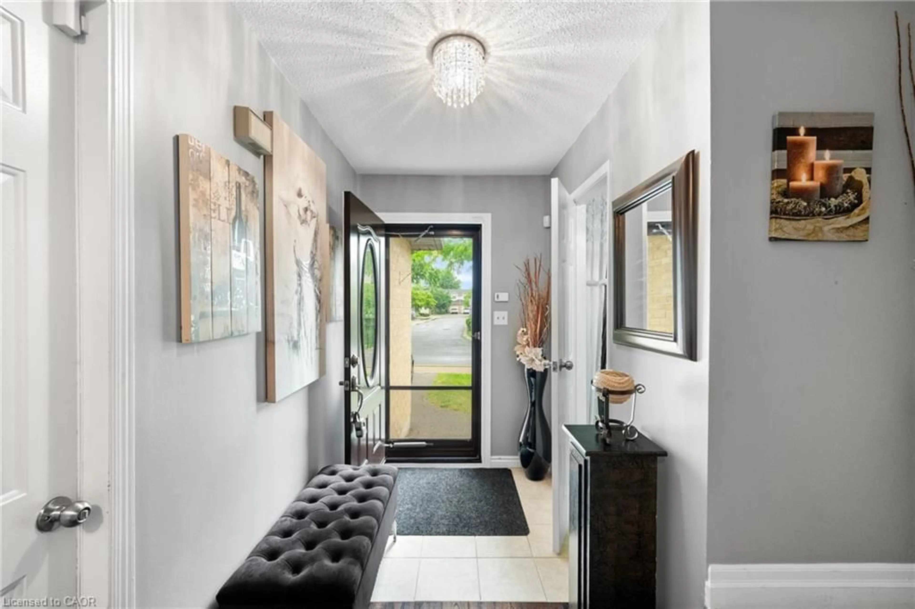 Indoor entryway for 860 Rymal Rd #48, Hamilton Ontario L8W 2X7