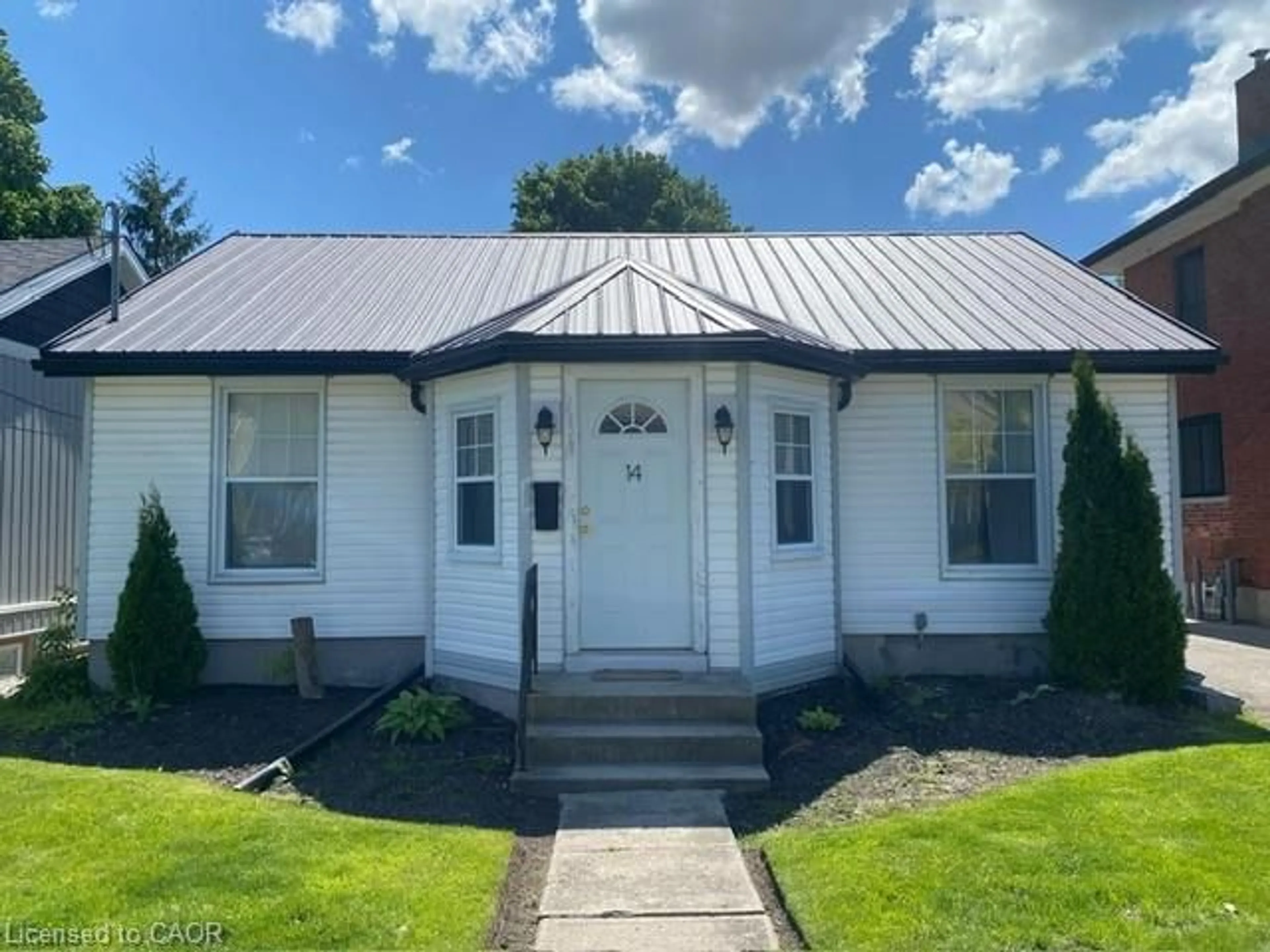 Home with vinyl exterior material, building for 14 Willow St, Paris Ontario N3L 2K6