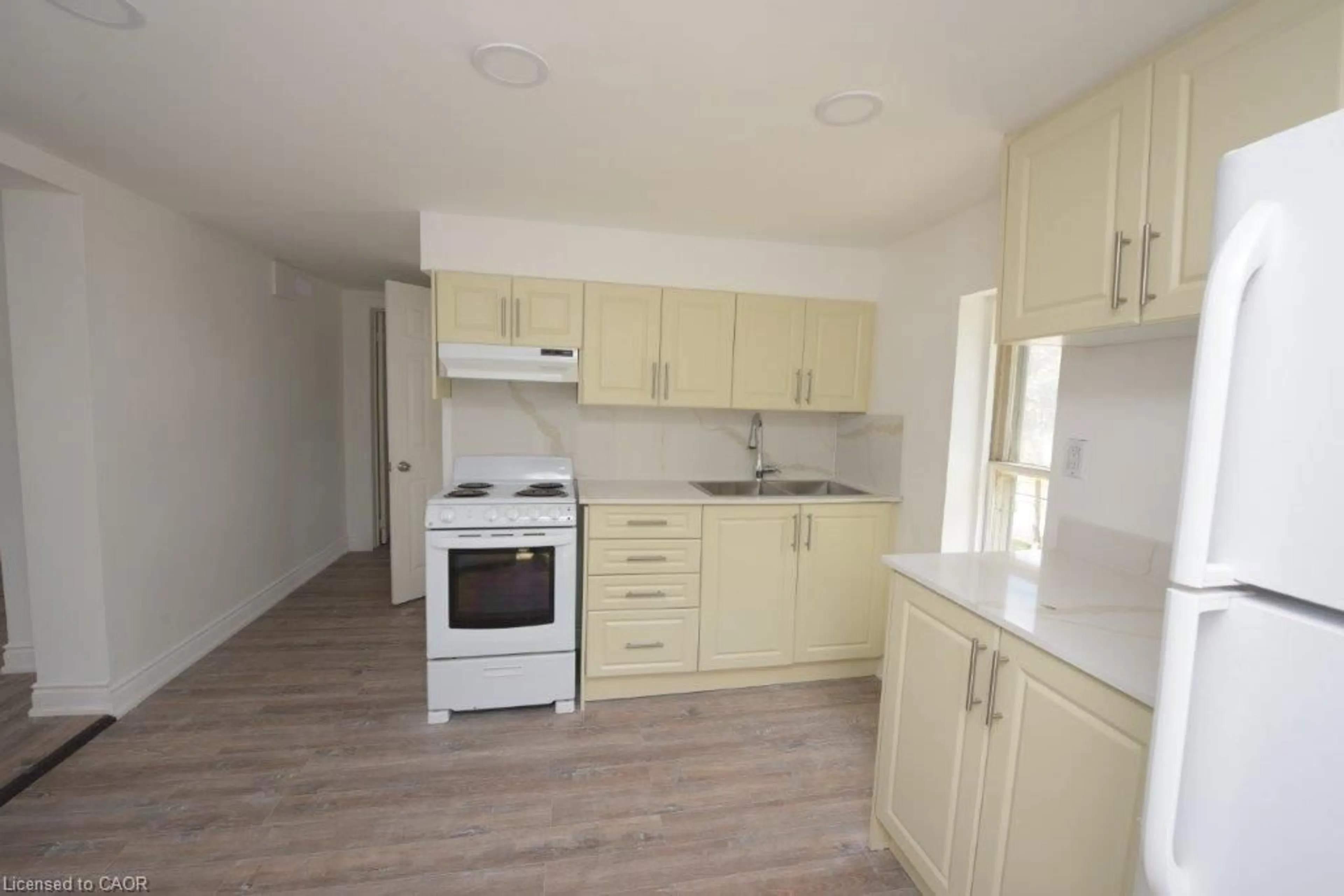 Standard kitchen, unknown for 79-71 Cedar St, Cambridge Ontario N1S 1V5