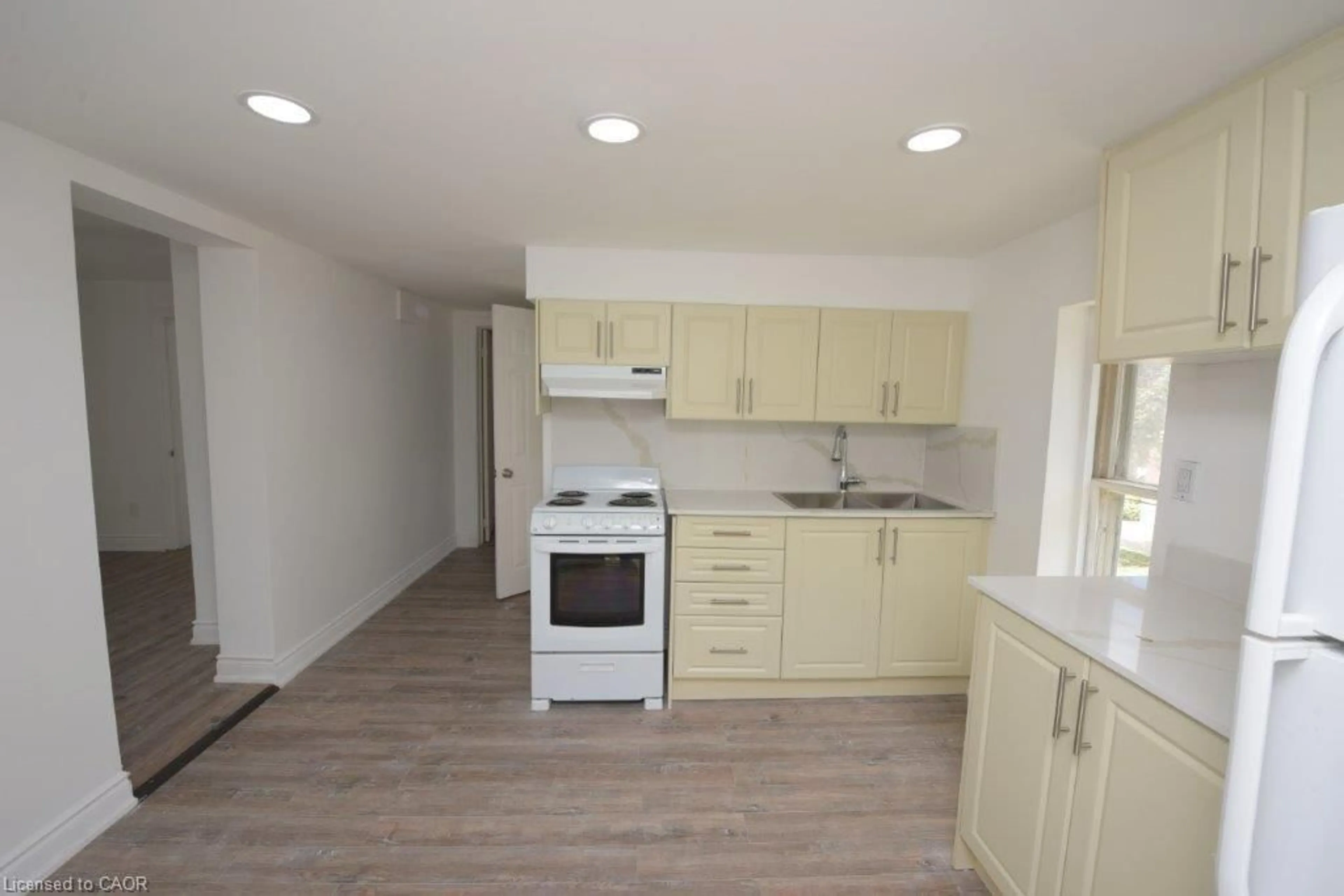 Standard kitchen, wood/laminate floor for 79-71 Cedar St, Cambridge Ontario N1S 1V5