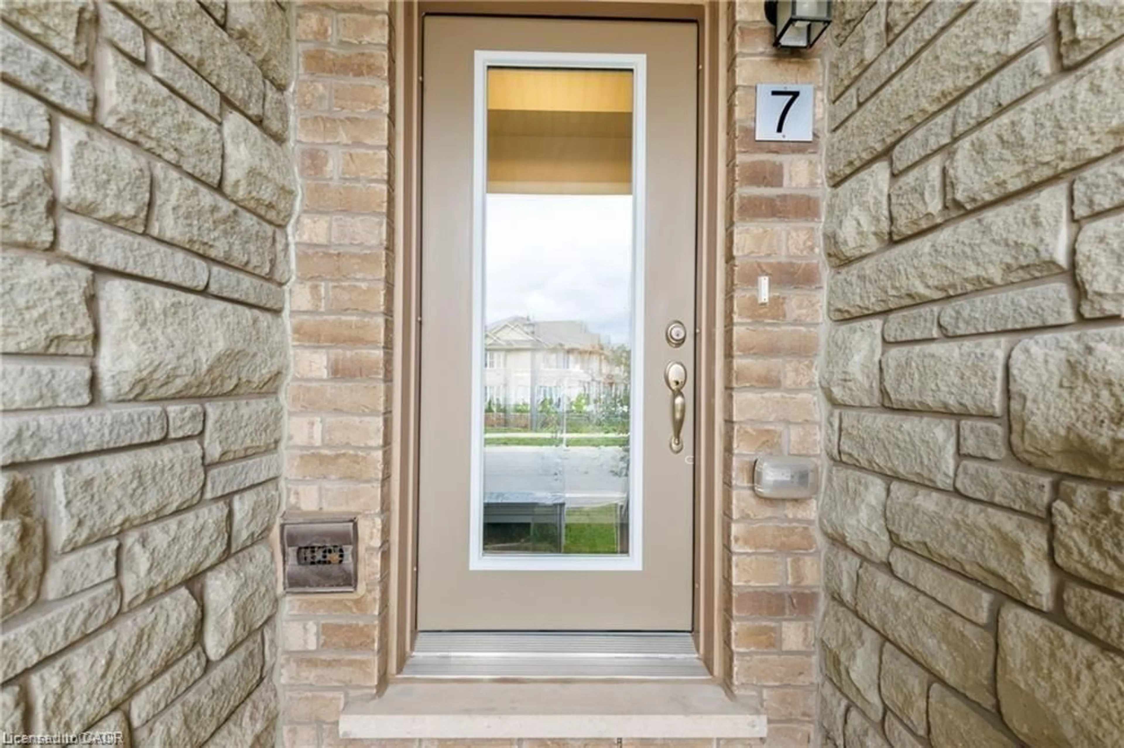 Indoor entryway for 5016 Serena Dr #7, Beamsville Ontario L3J 0T2