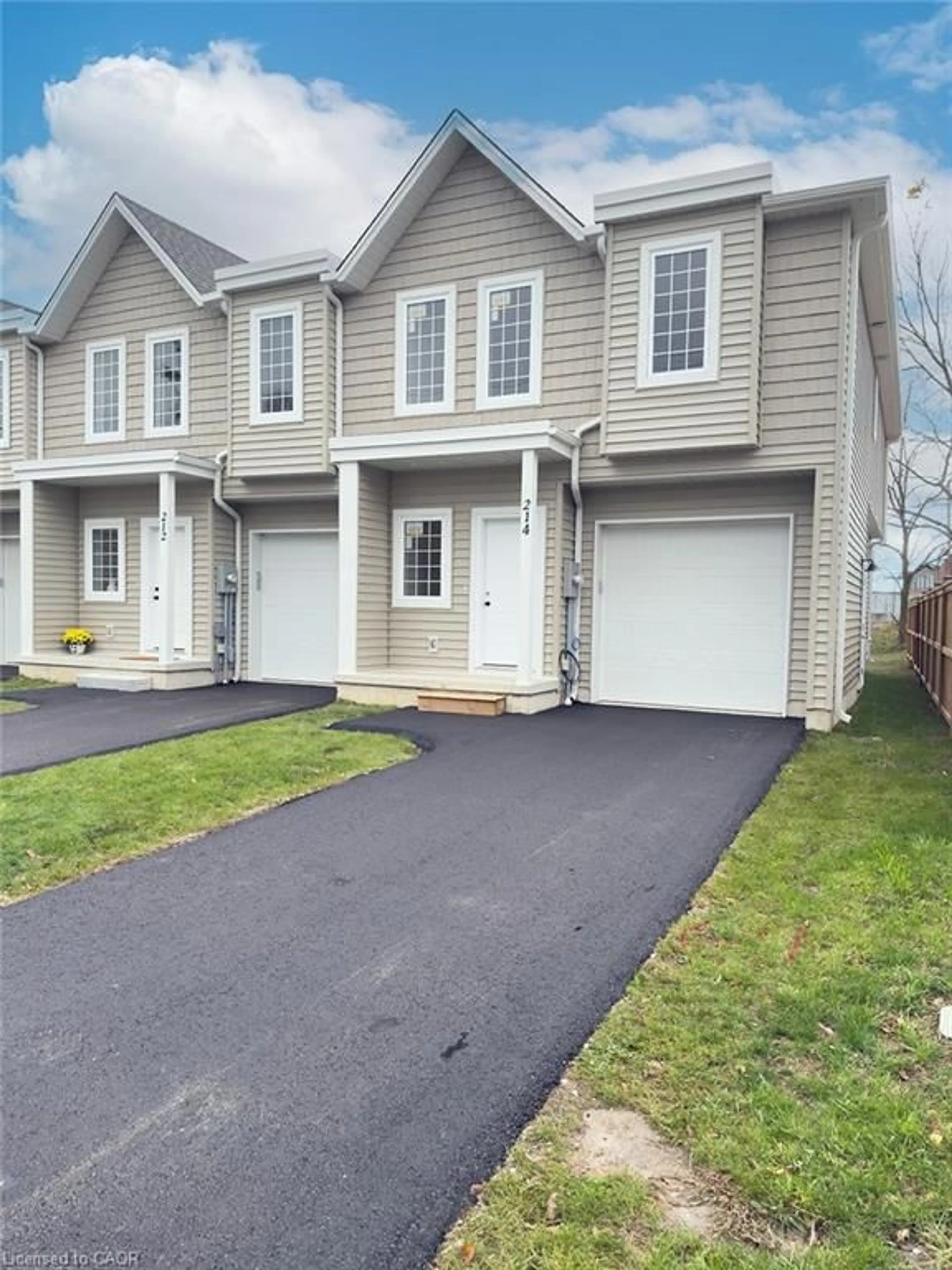 Home with vinyl exterior material, street for 214 William St, Delhi Ontario N4B 2E1