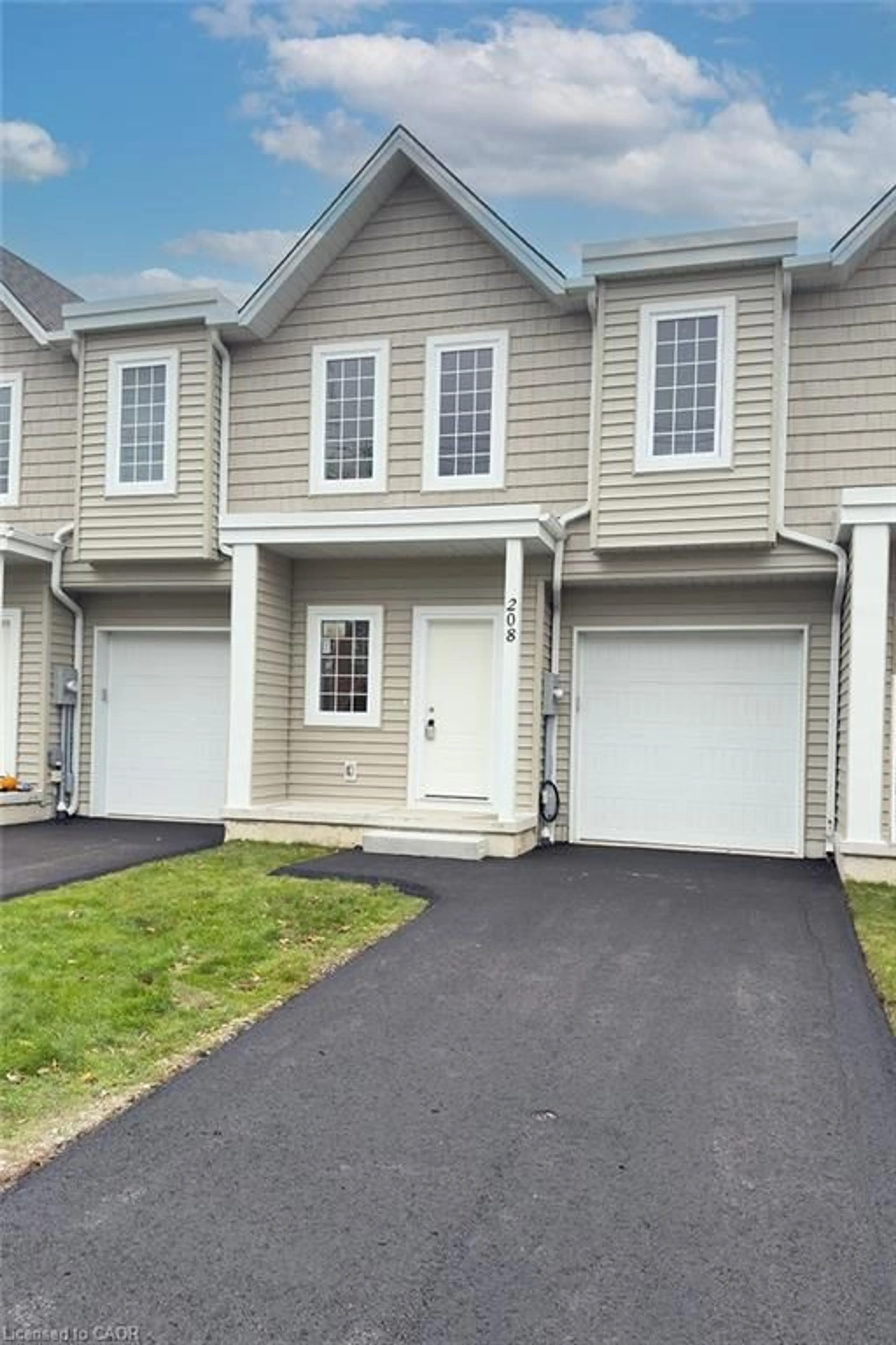 Home with vinyl exterior material, street for 208 William St, Delhi Ontario N4B 1M8