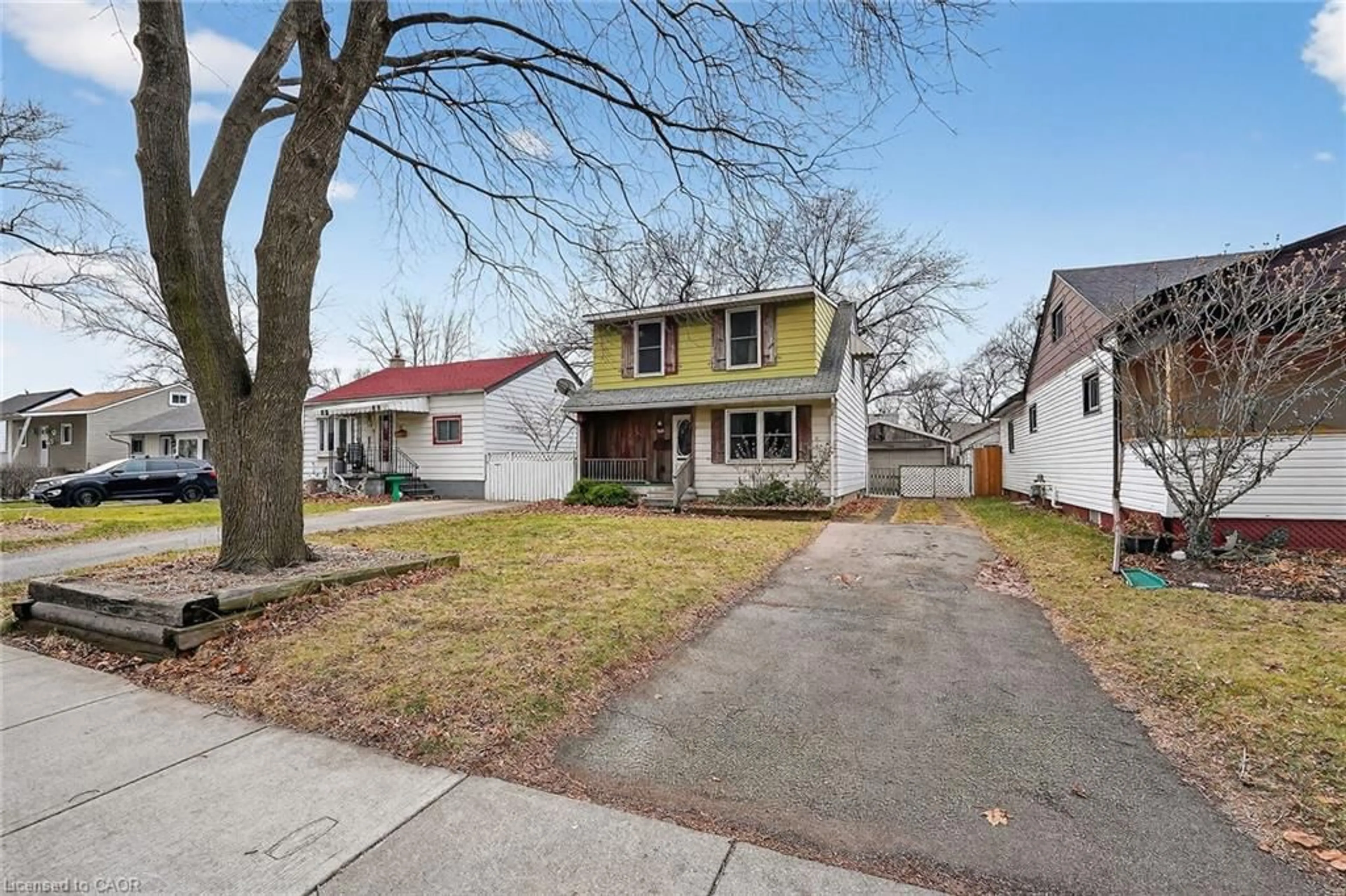 A pic from outside/outdoor area/front of a property/back of a property/a pic from drone, street for 283 Ivon Ave, Hamilton Ontario L8H 5T3