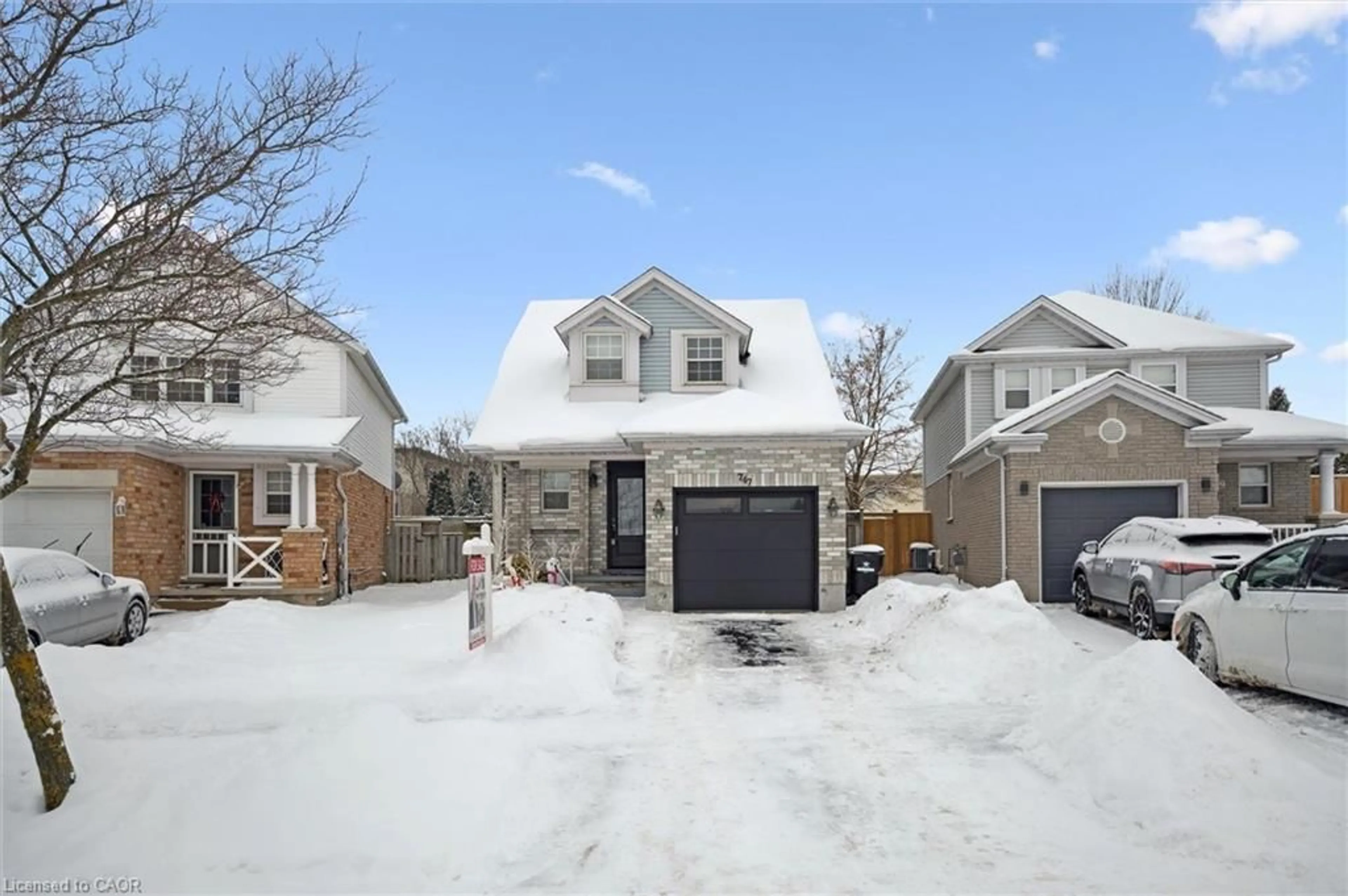 A pic from outside/outdoor area/front of a property/back of a property/a pic from drone, street for 747 Fairway Crt, Kitchener Ontario N2A 4B4