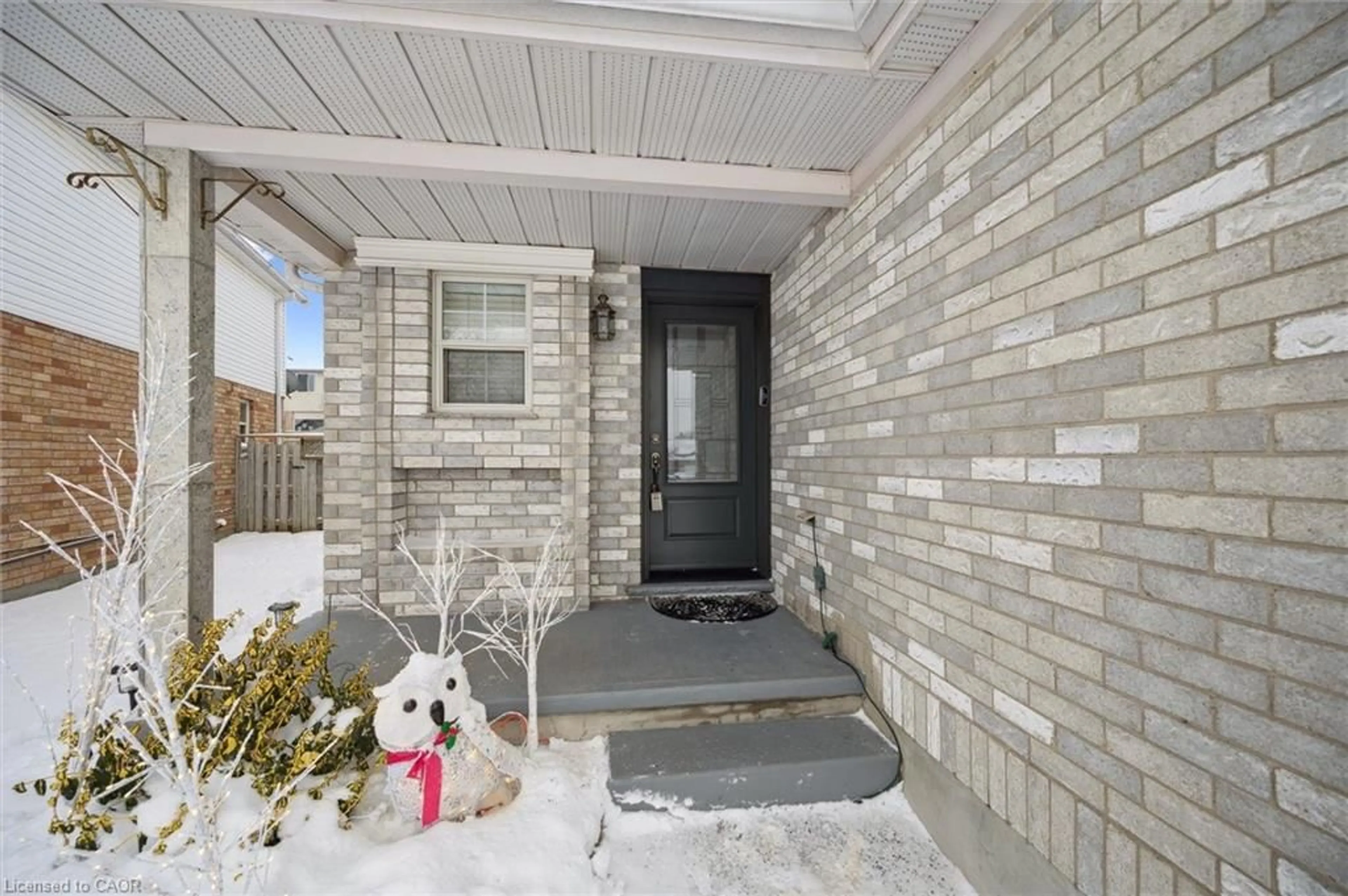 Indoor entryway for 747 Fairway Crt, Kitchener Ontario N2A 4B4