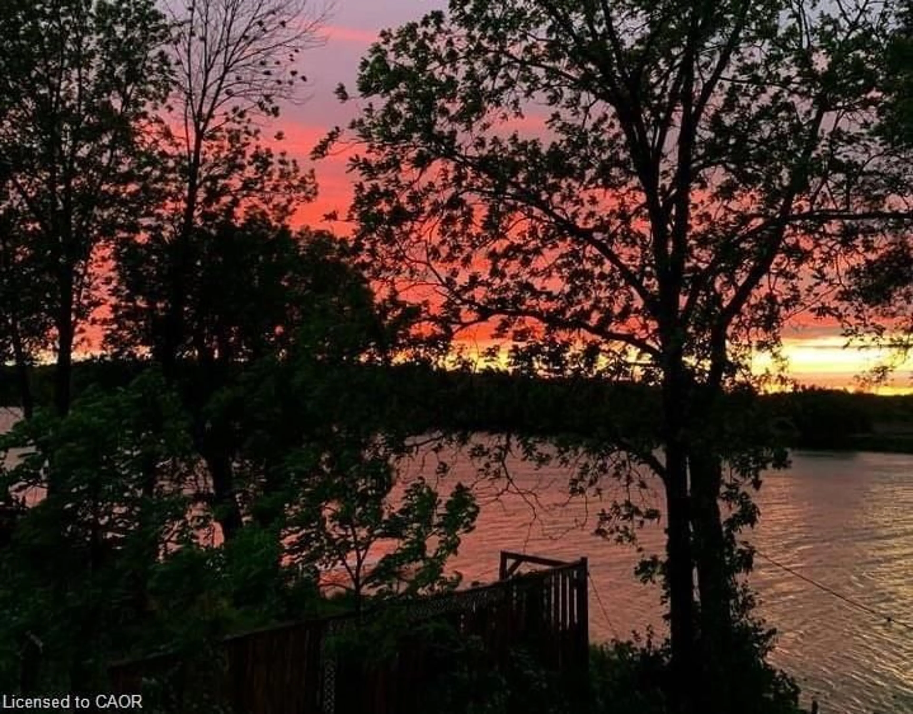 Blurry image for 105 Main St, Dunnville Ontario N1A 3C8