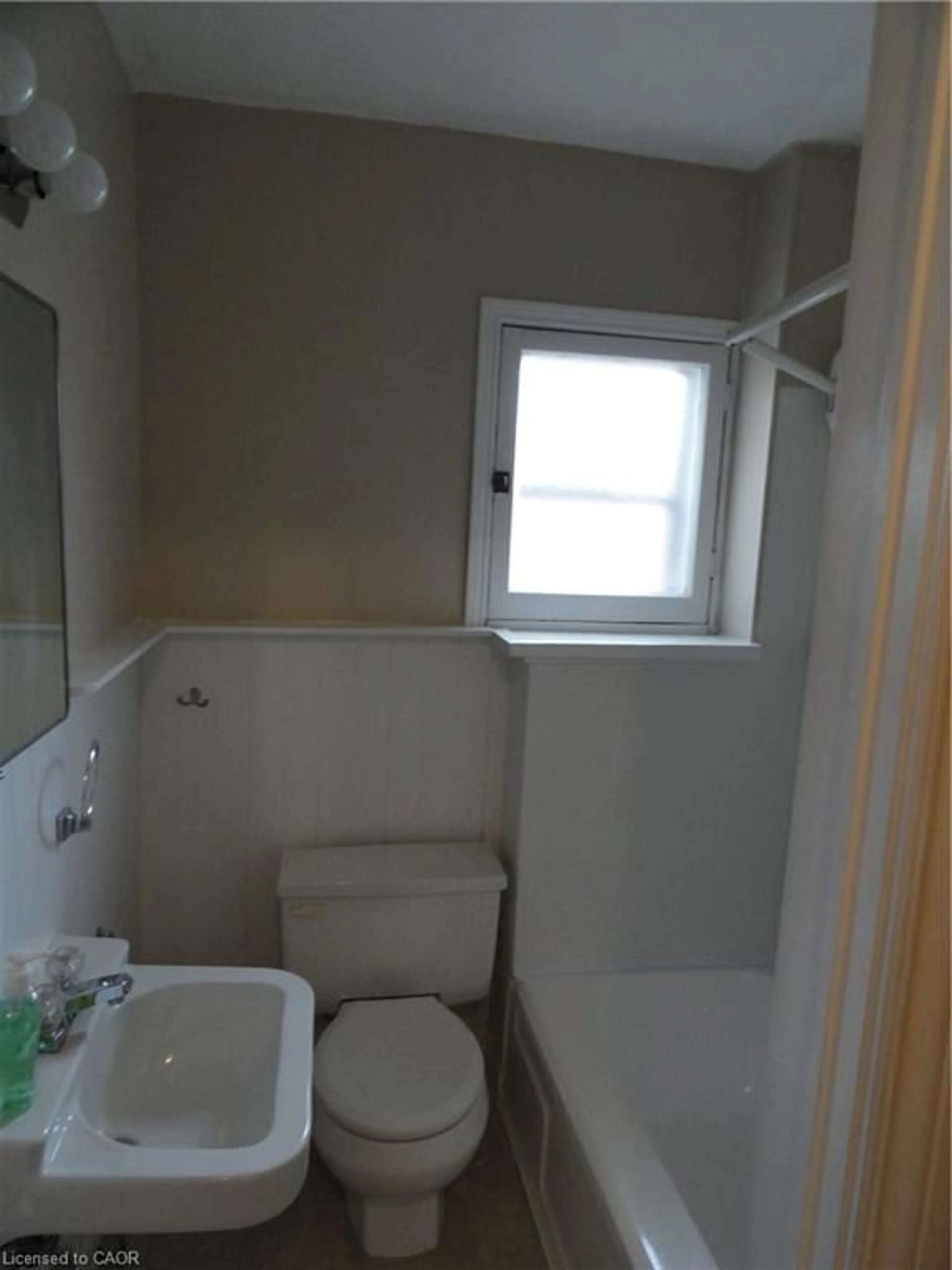 Standard bathroom, unknown for 37 Dundas St, Dundas Ontario L9H 1A1