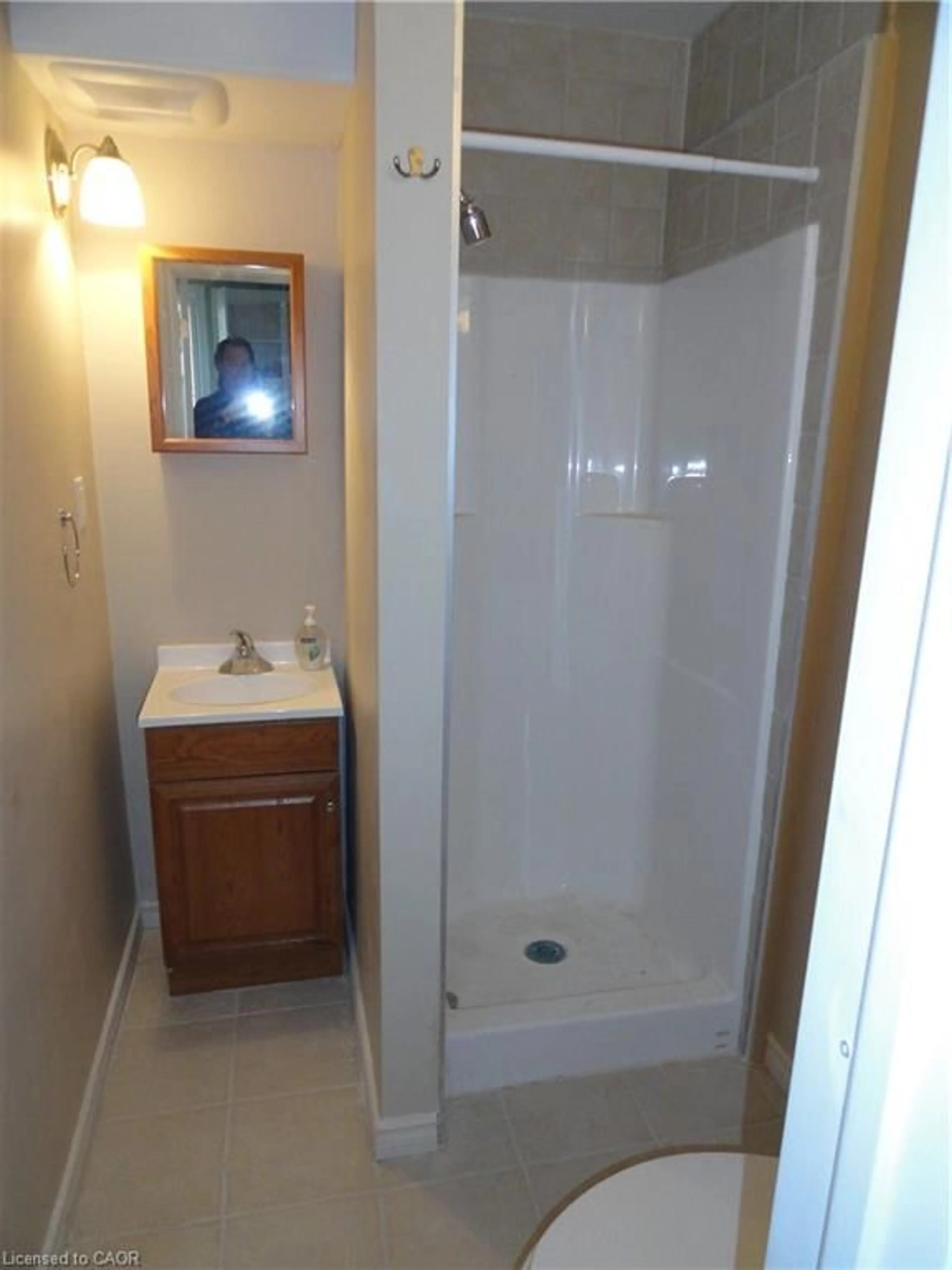 Standard bathroom, ceramic/tile floor for 37 Dundas St, Dundas Ontario L9H 1A1