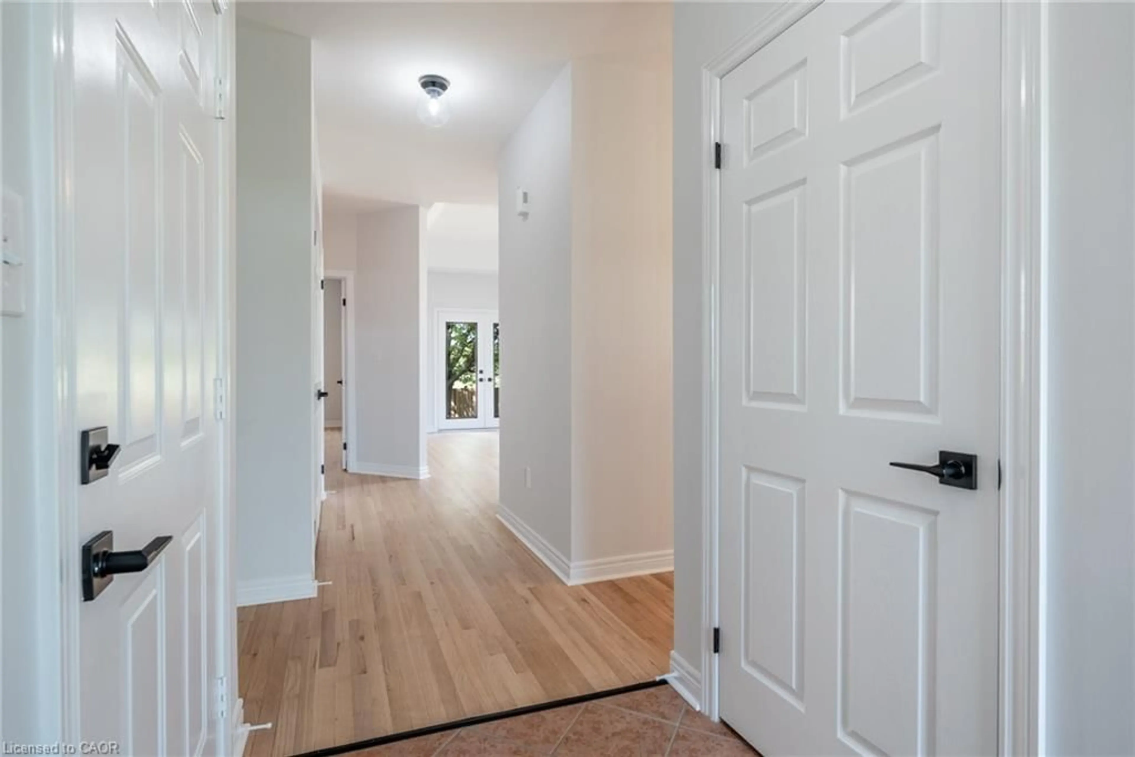 Indoor entryway for 60 Northern Breeze St, Mount Hope Ontario L0R 1W0