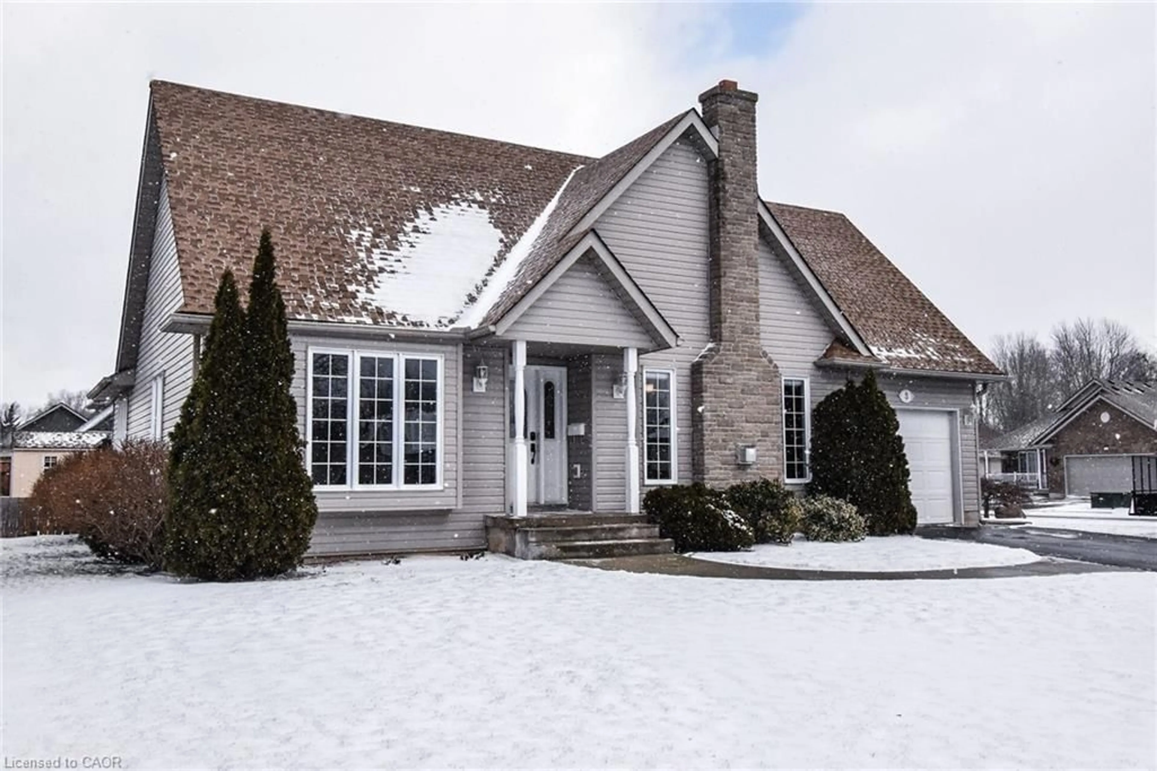 Home with vinyl exterior material, street for 3 Meadowbrook Crt, Dunnville Ontario N1A 3H6