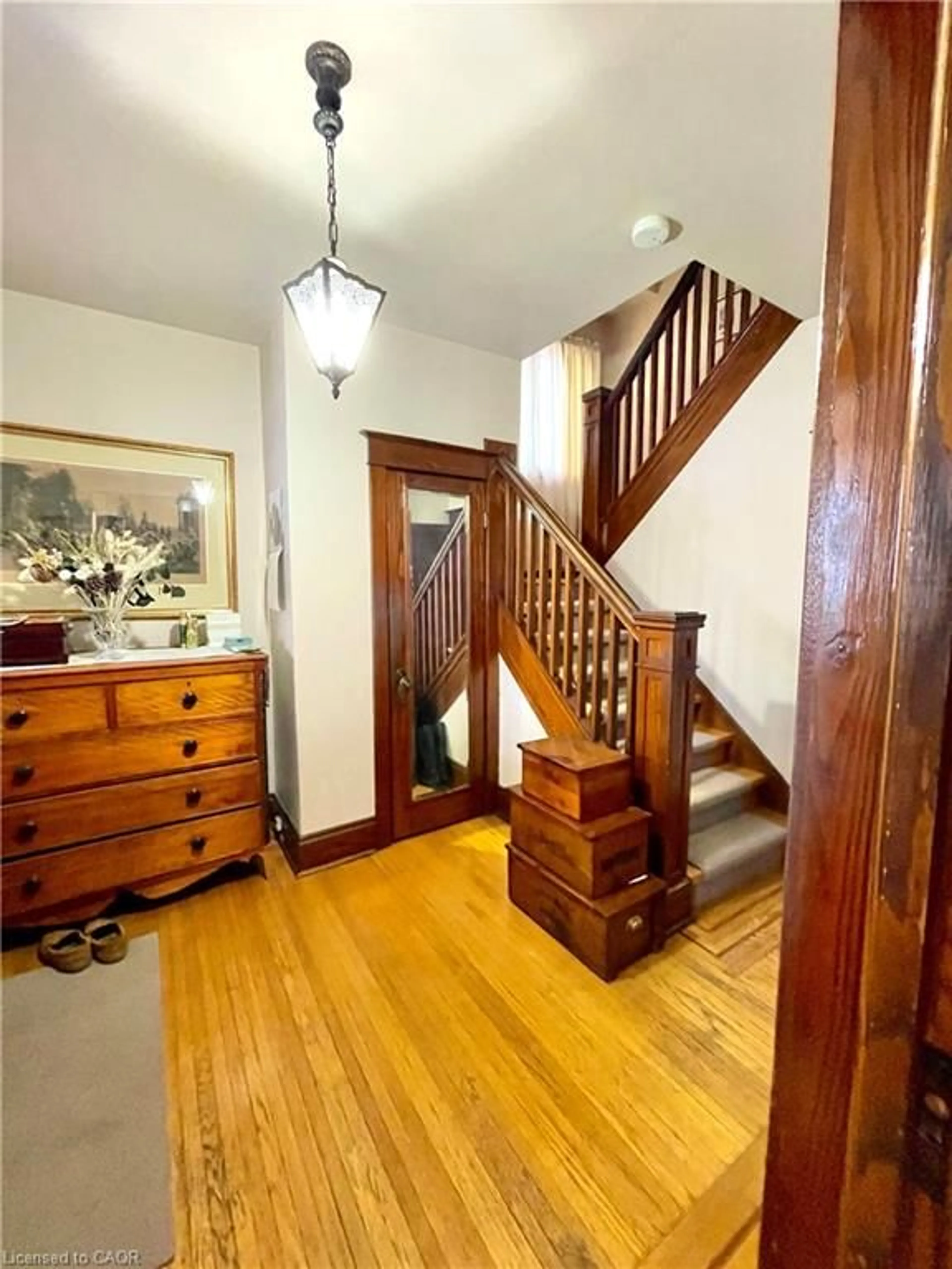 Indoor foyer for 25 Fairmount Ave, Hamilton Ontario L8P 3Z4