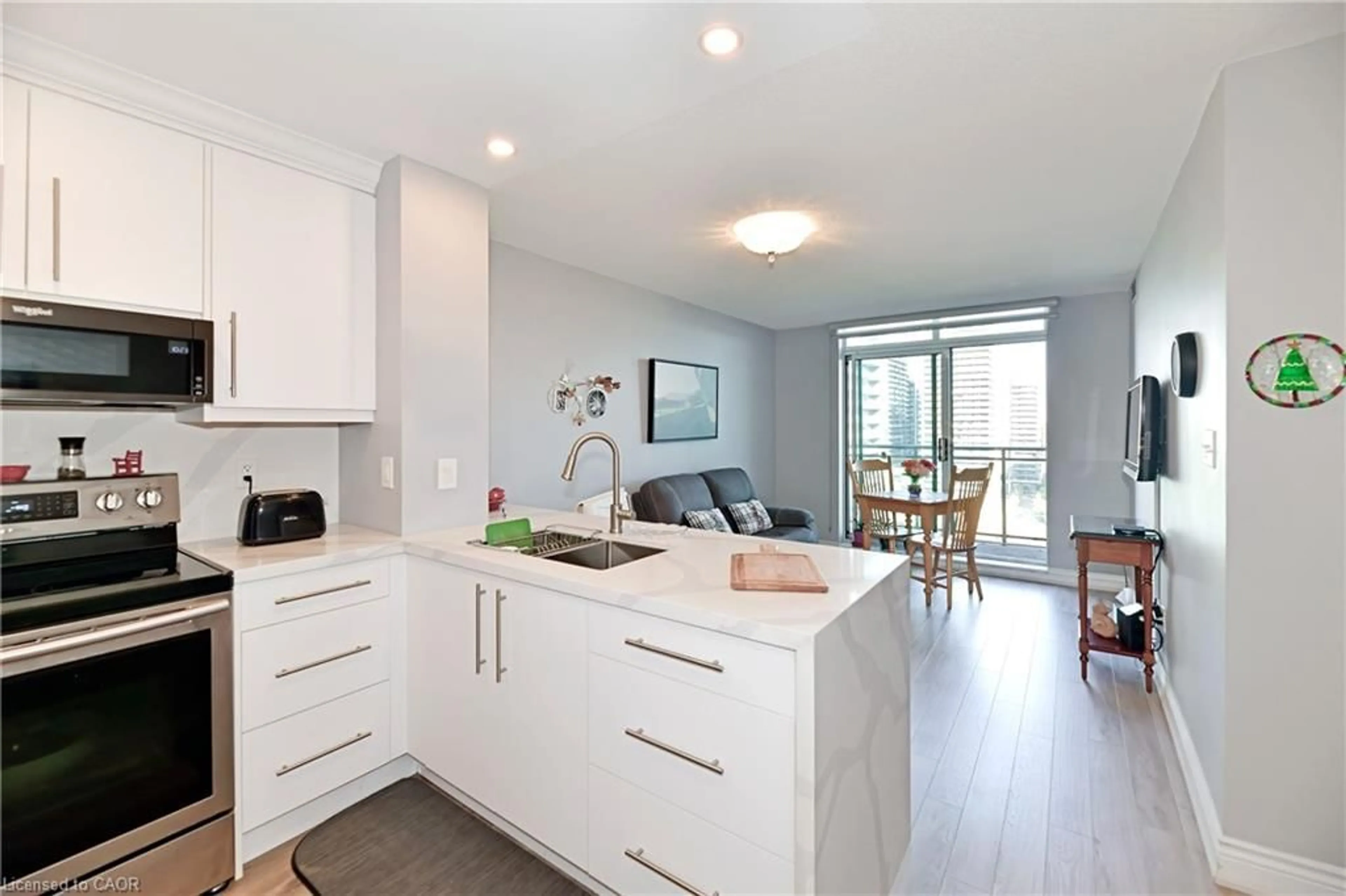 Open concept kitchen, unknown for 39 Oneida Cres #PH 10, Richmond Hill Ontario L4B 4T9
