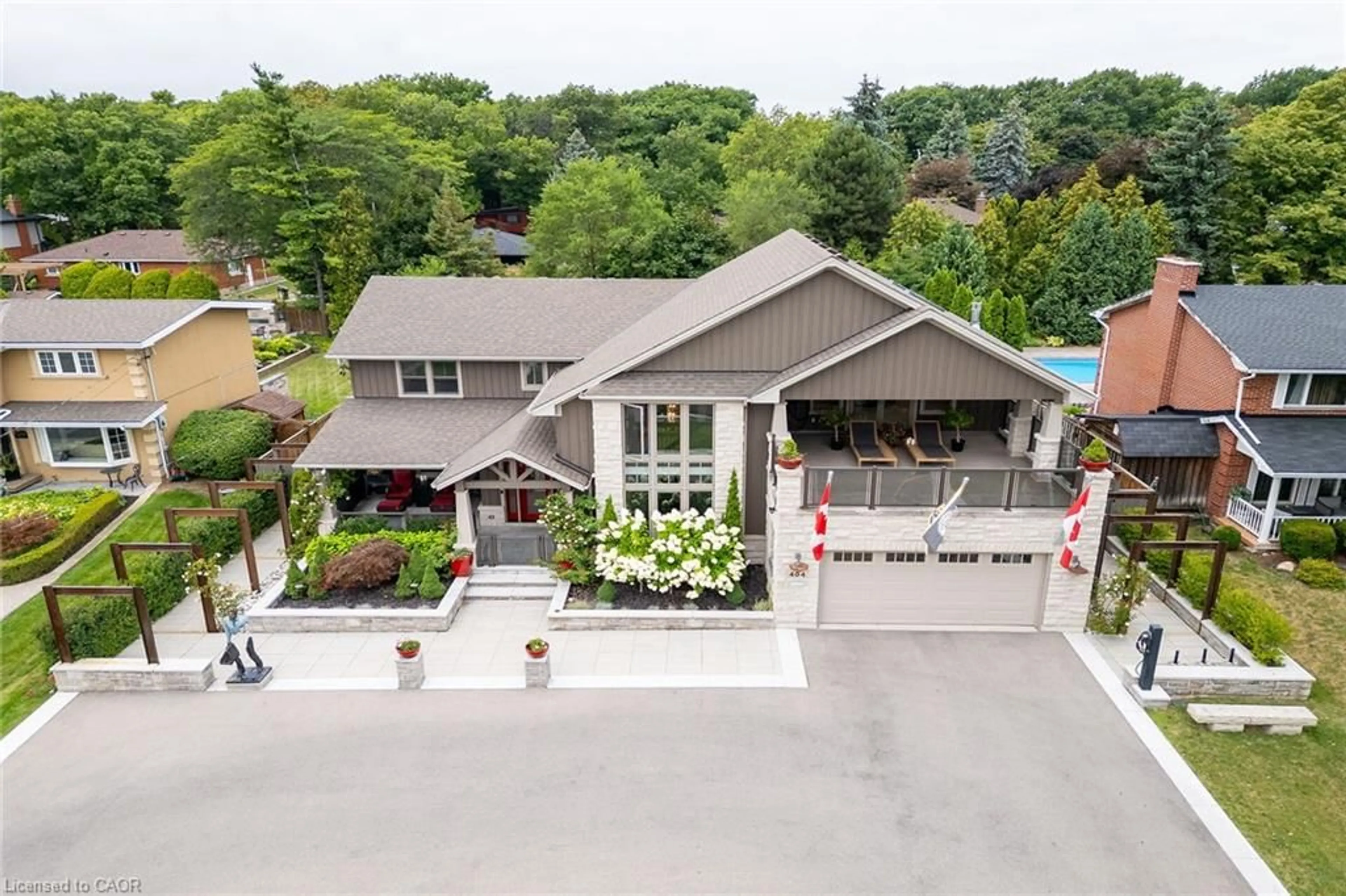 A pic from outside/outdoor area/front of a property/back of a property/a pic from drone, street for 404 Mountain Brow Blvd, Hamilton Ontario L8T 1A7
