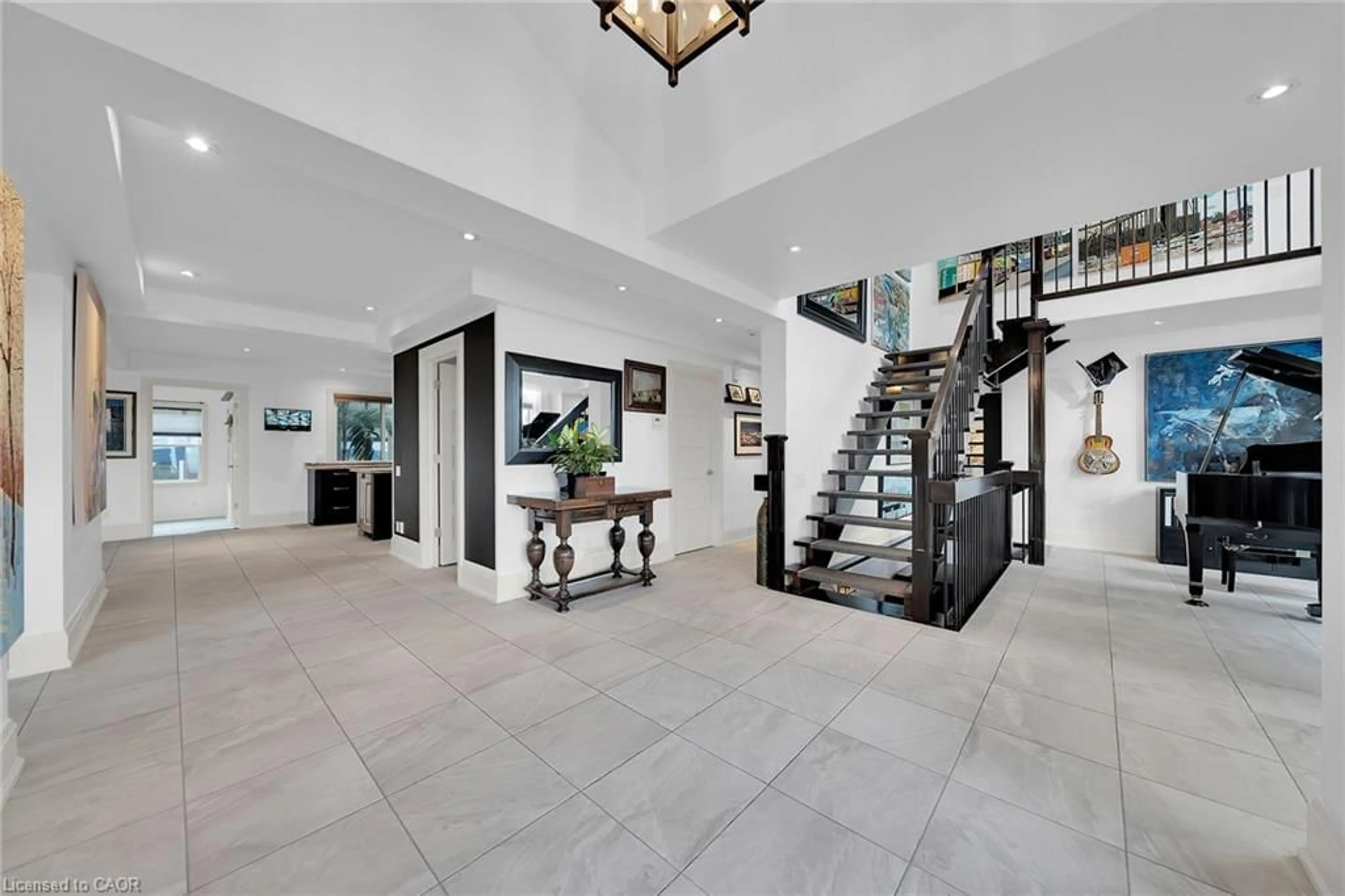 Indoor foyer for 404 Mountain Brow Blvd, Hamilton Ontario L8T 1A7