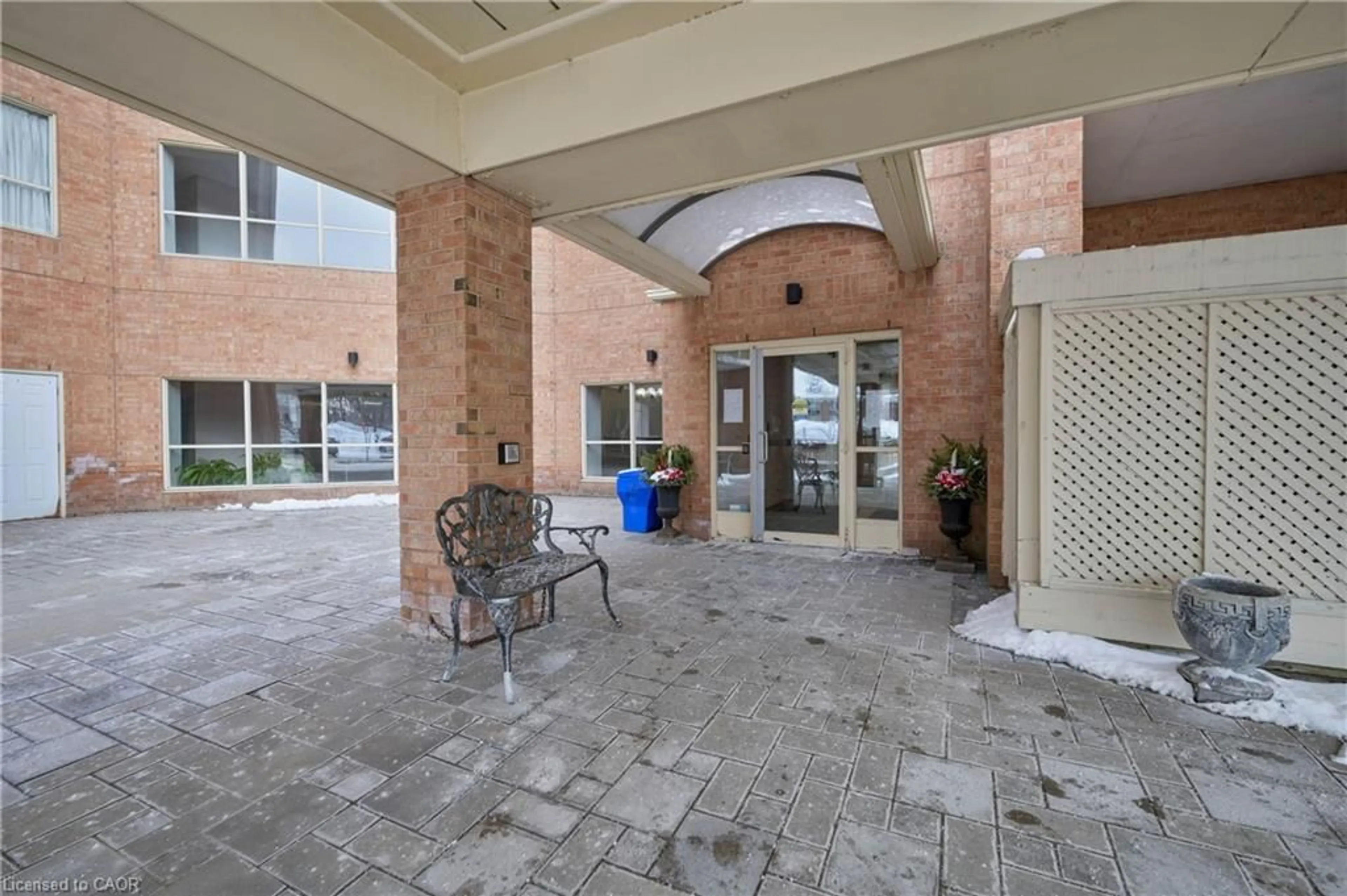 Indoor foyer for 1414 King St #302, Kitchener Ontario N2G 4T8