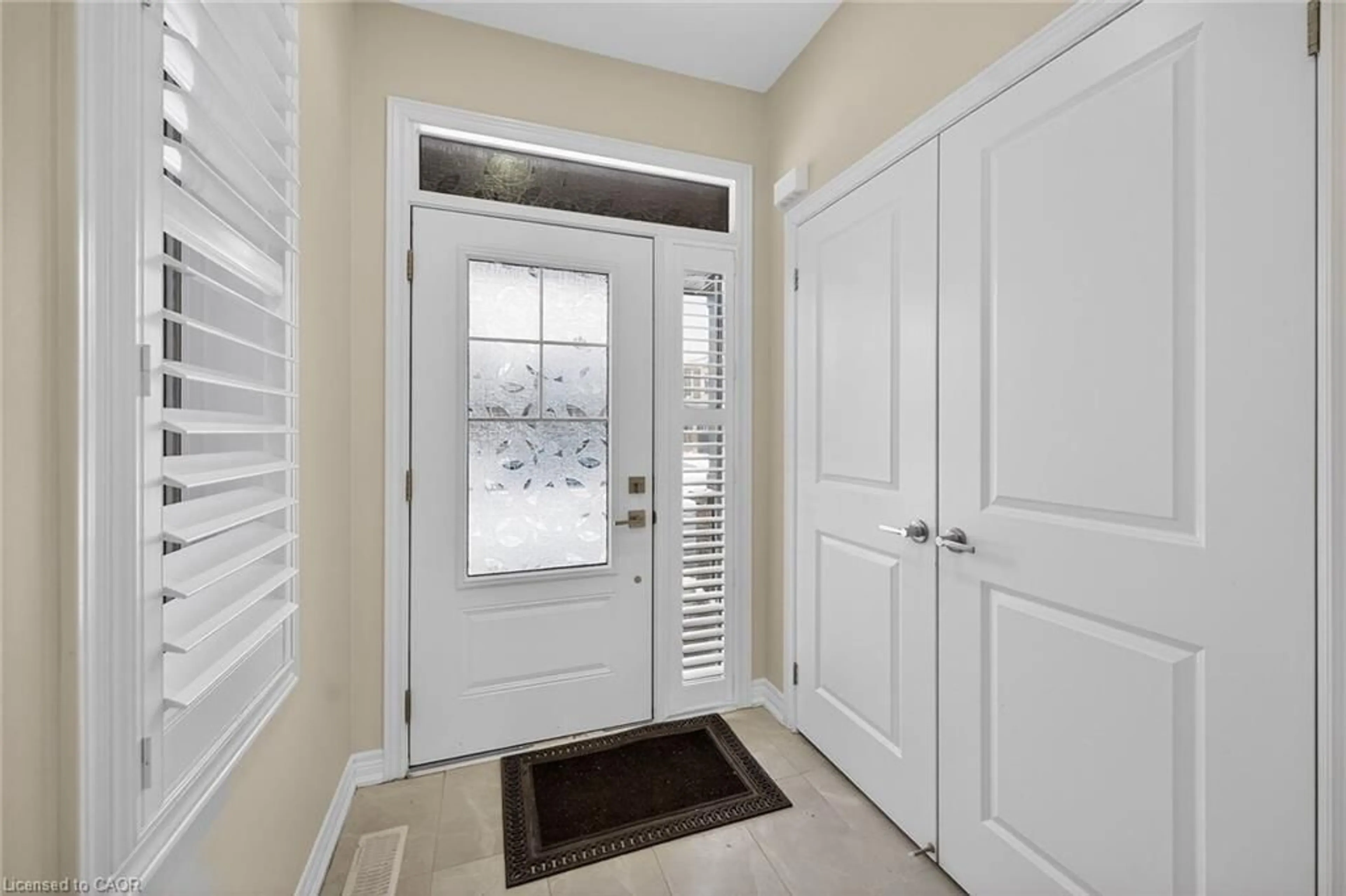 Indoor entryway for 109 Blackbird Way, Hamilton Ontario L0R 1W0