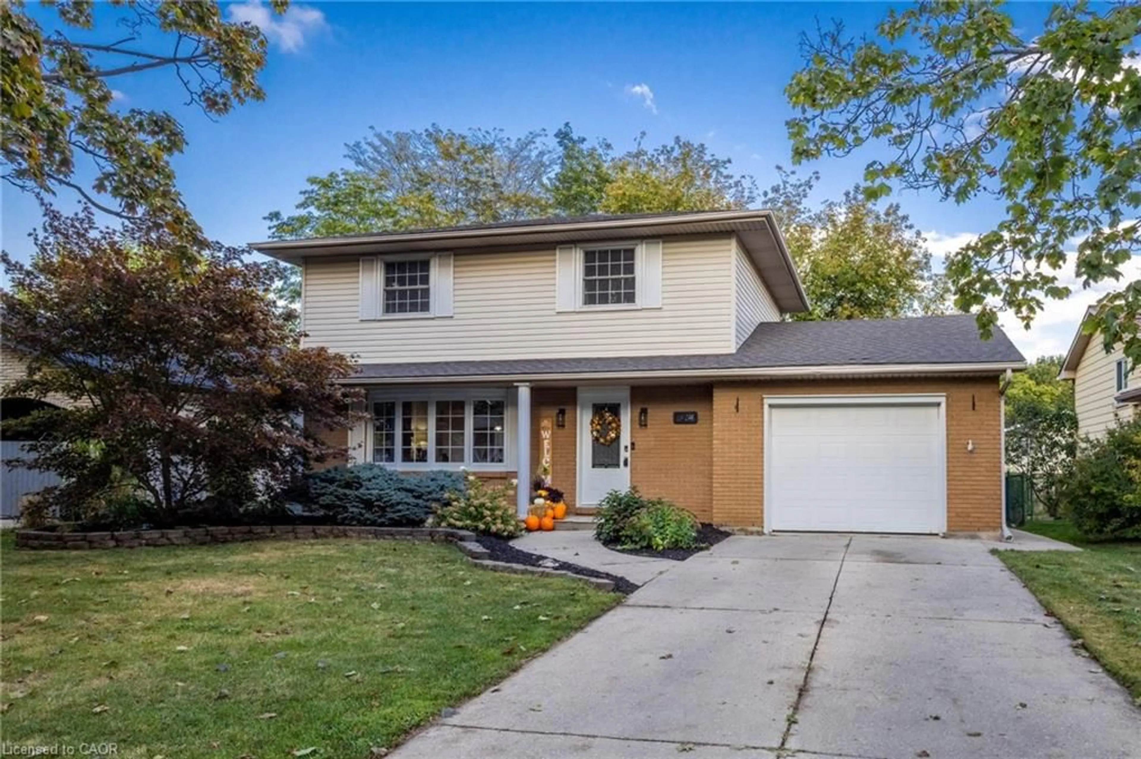 Home with vinyl exterior material, street for 119 Oak St, Simcoe Ontario N3Y 4S2