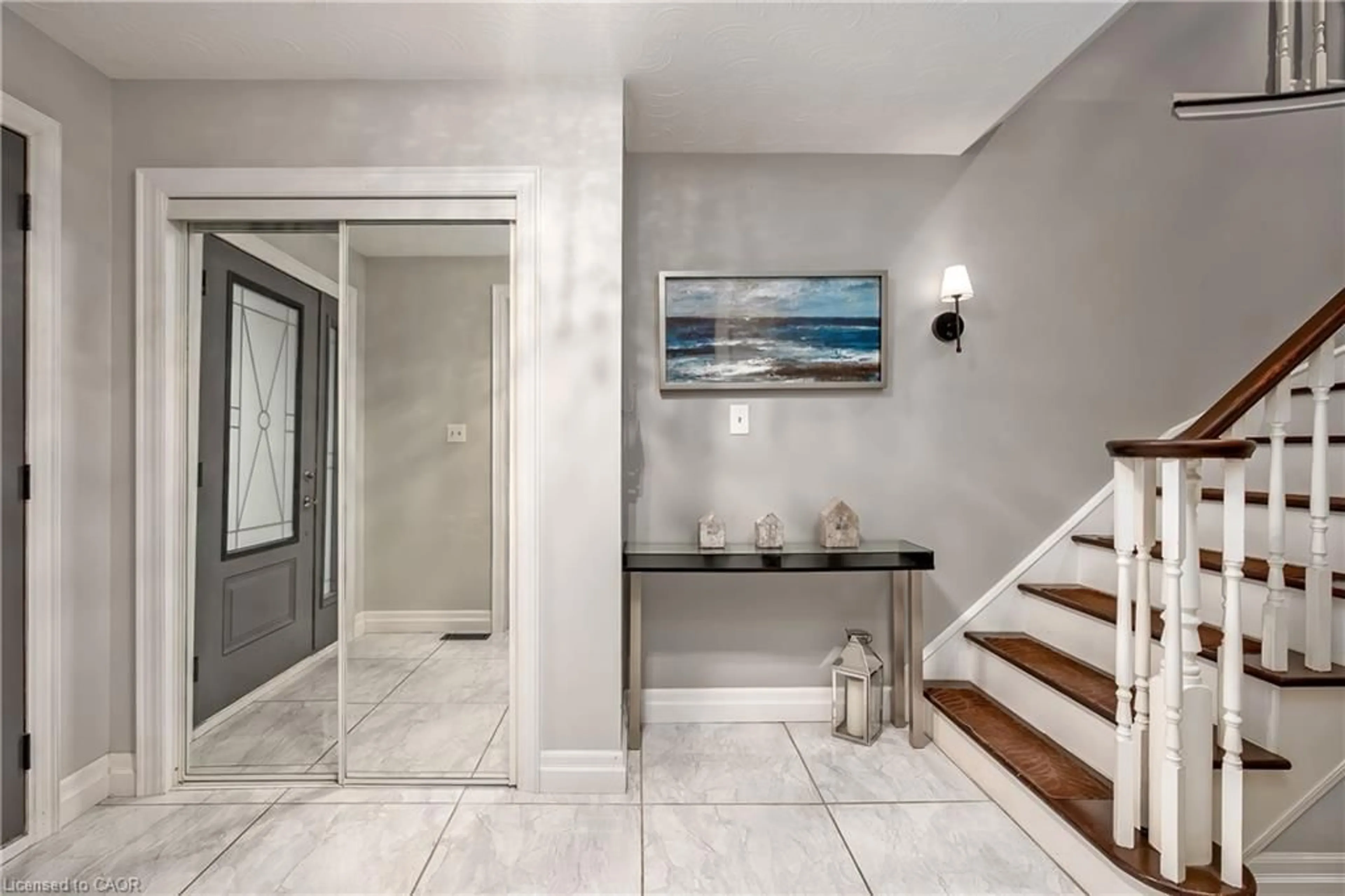 Indoor entryway for 383 East 24th St, Hamilton Ontario L8V 4W8