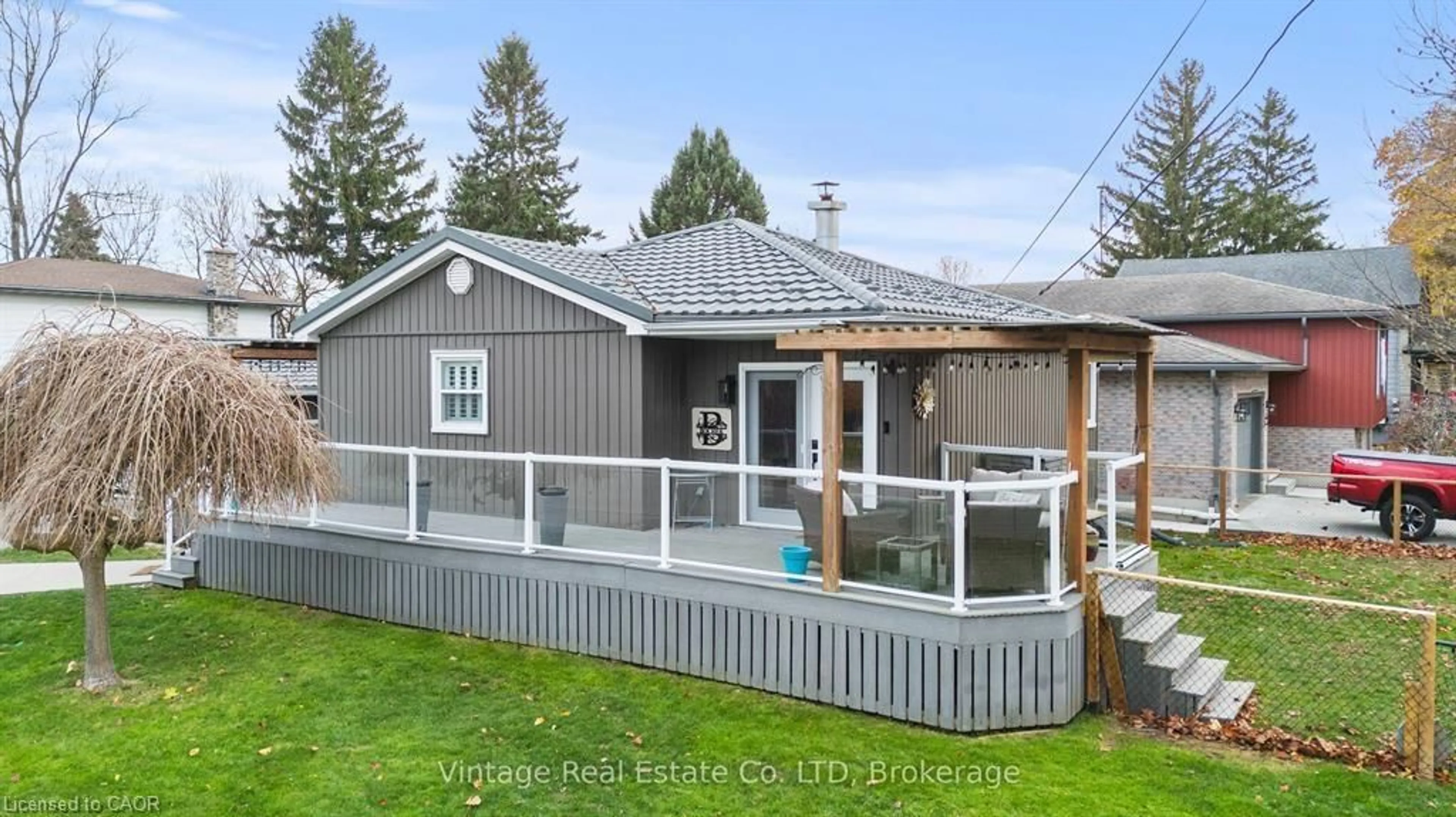 Home with vinyl exterior material, water/lake/river/ocean view for 104 Concession St, Dunnville Ontario N1A 1A1