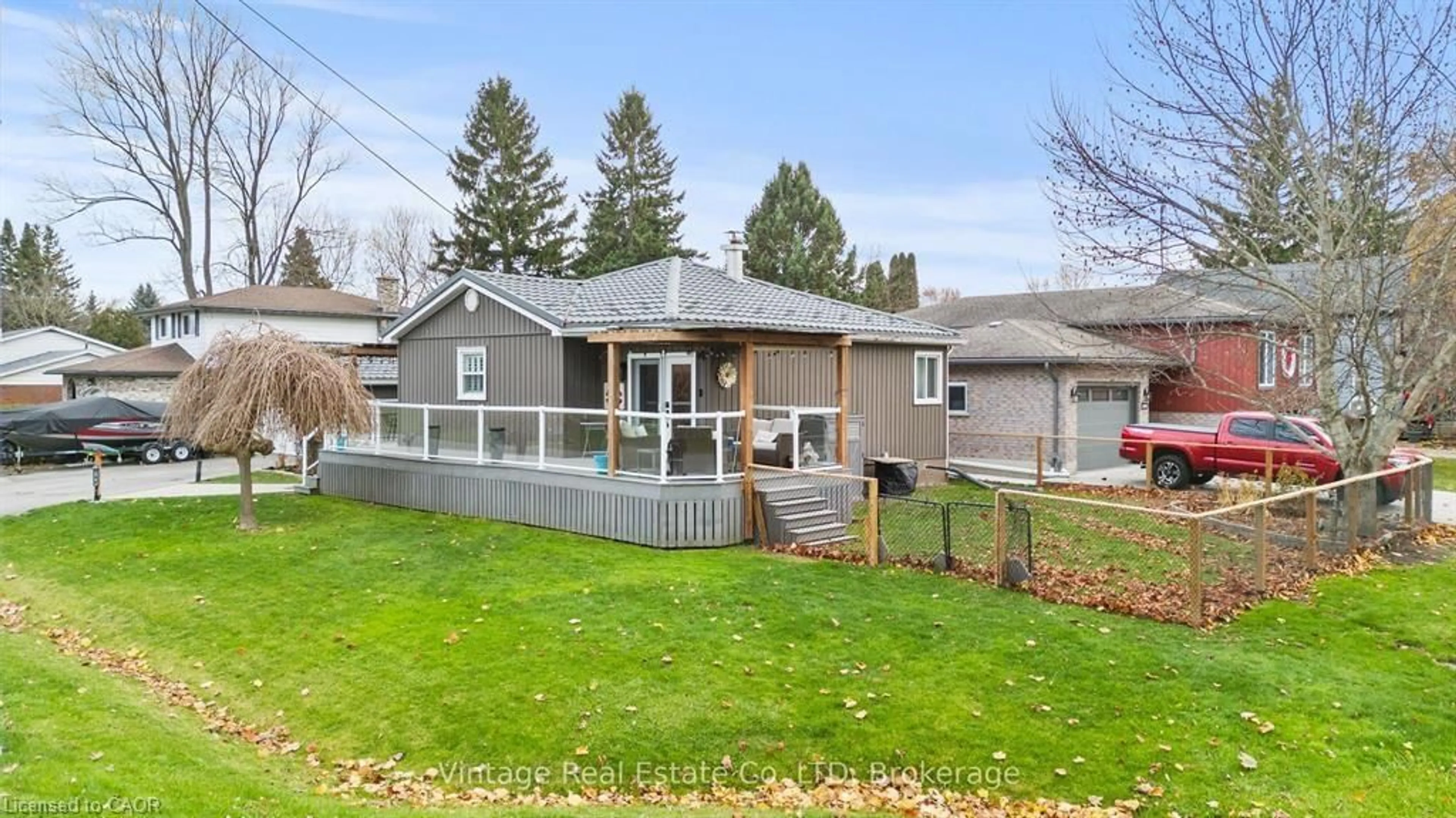 Home with vinyl exterior material, street for 104 Concession St, Dunnville Ontario N1A 1A1