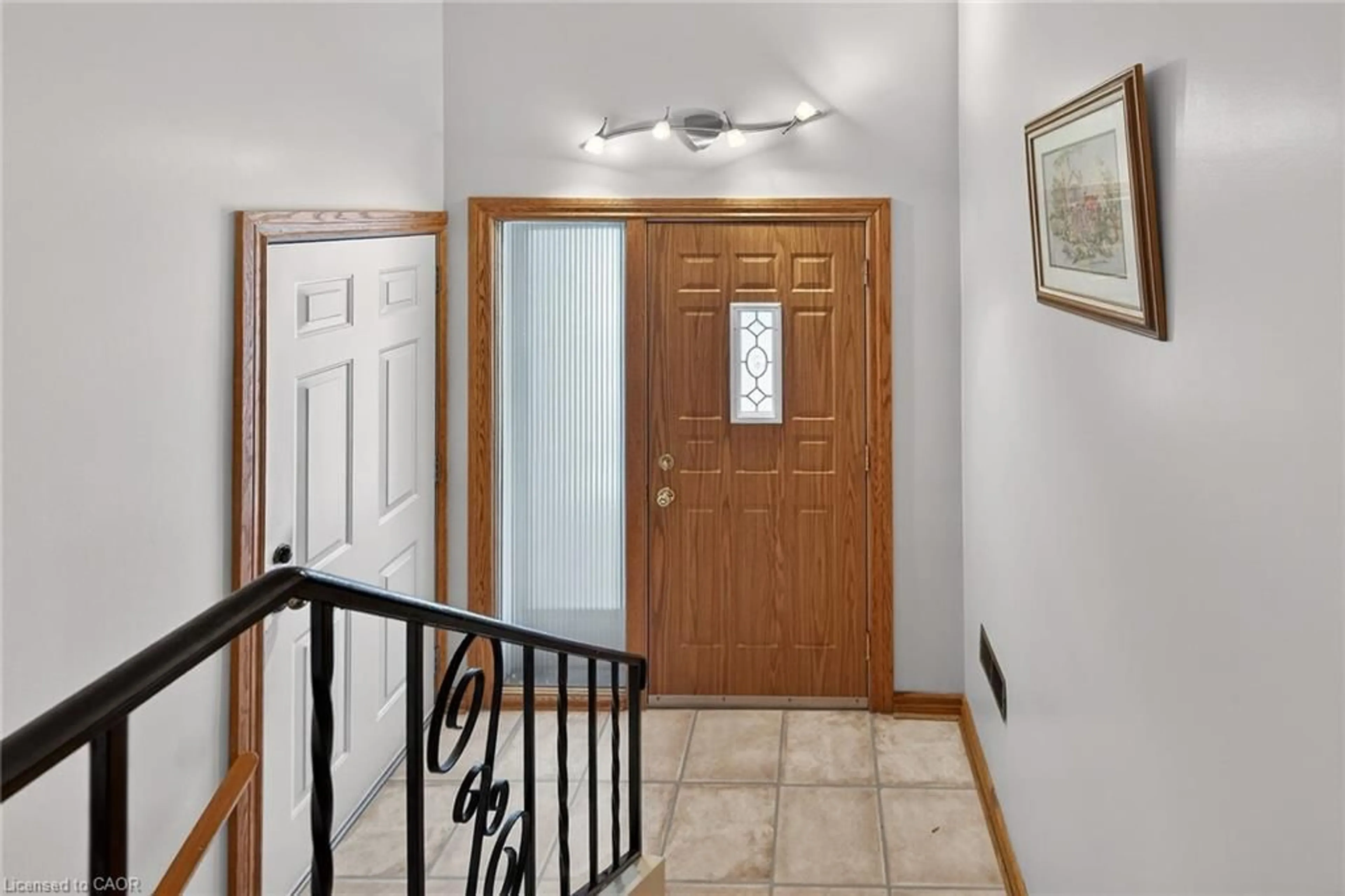 Indoor entryway for 59 Cloke Crt, Hamilton Ontario L8T 1N4