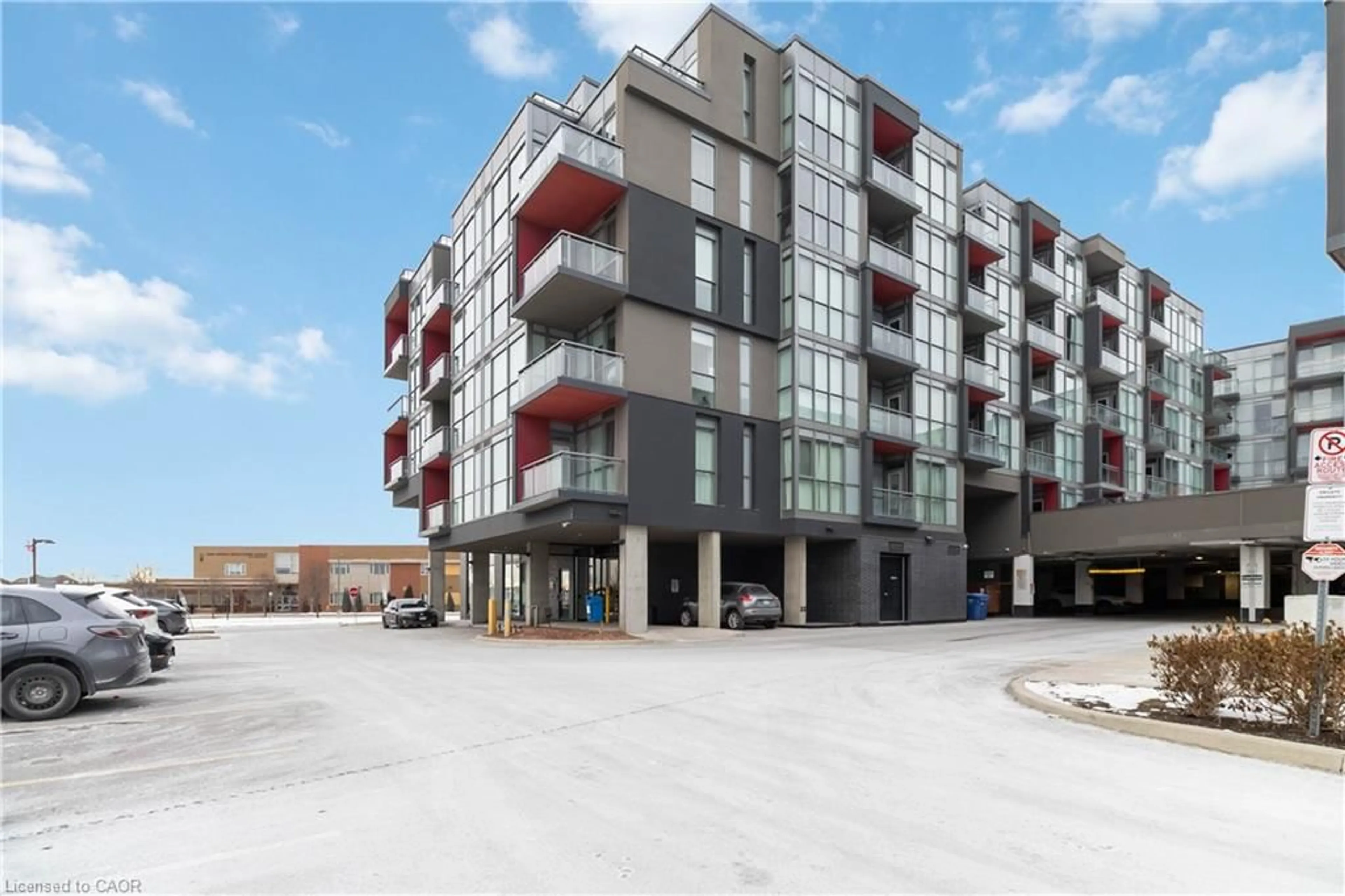 Patio, building for 5220 Dundas St #D422, Burlington Ontario L7L 0J4