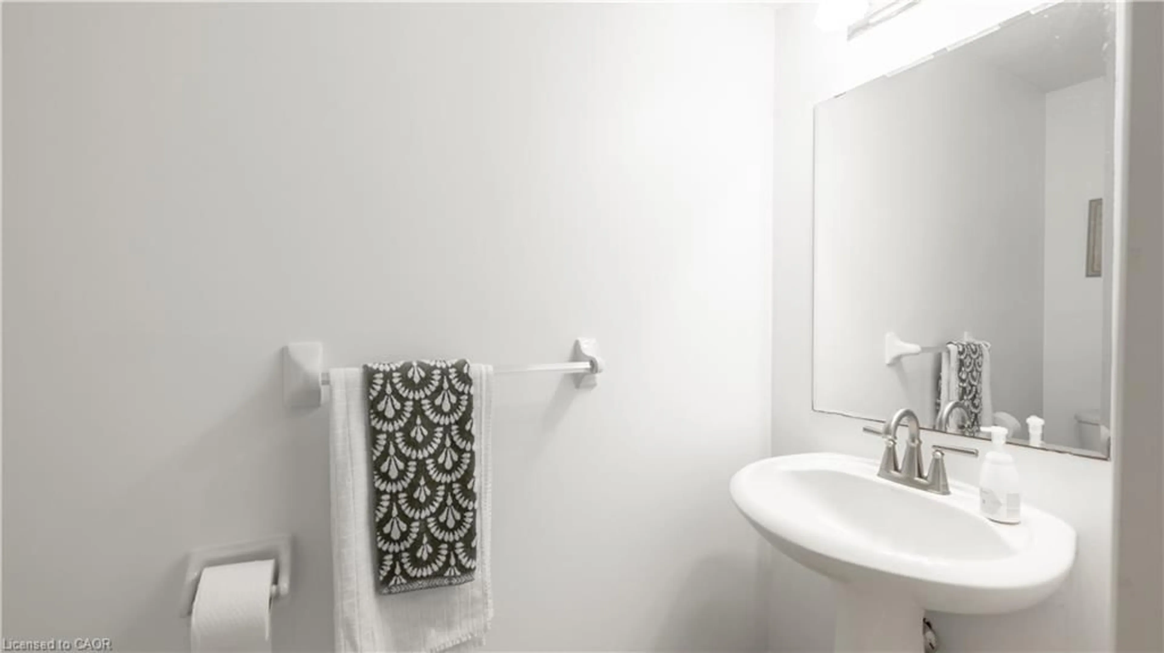 Standard bathroom, ceramic/tile floor for 85 Bankside Dr #E34, Kitchener Ontario N2N 3M4