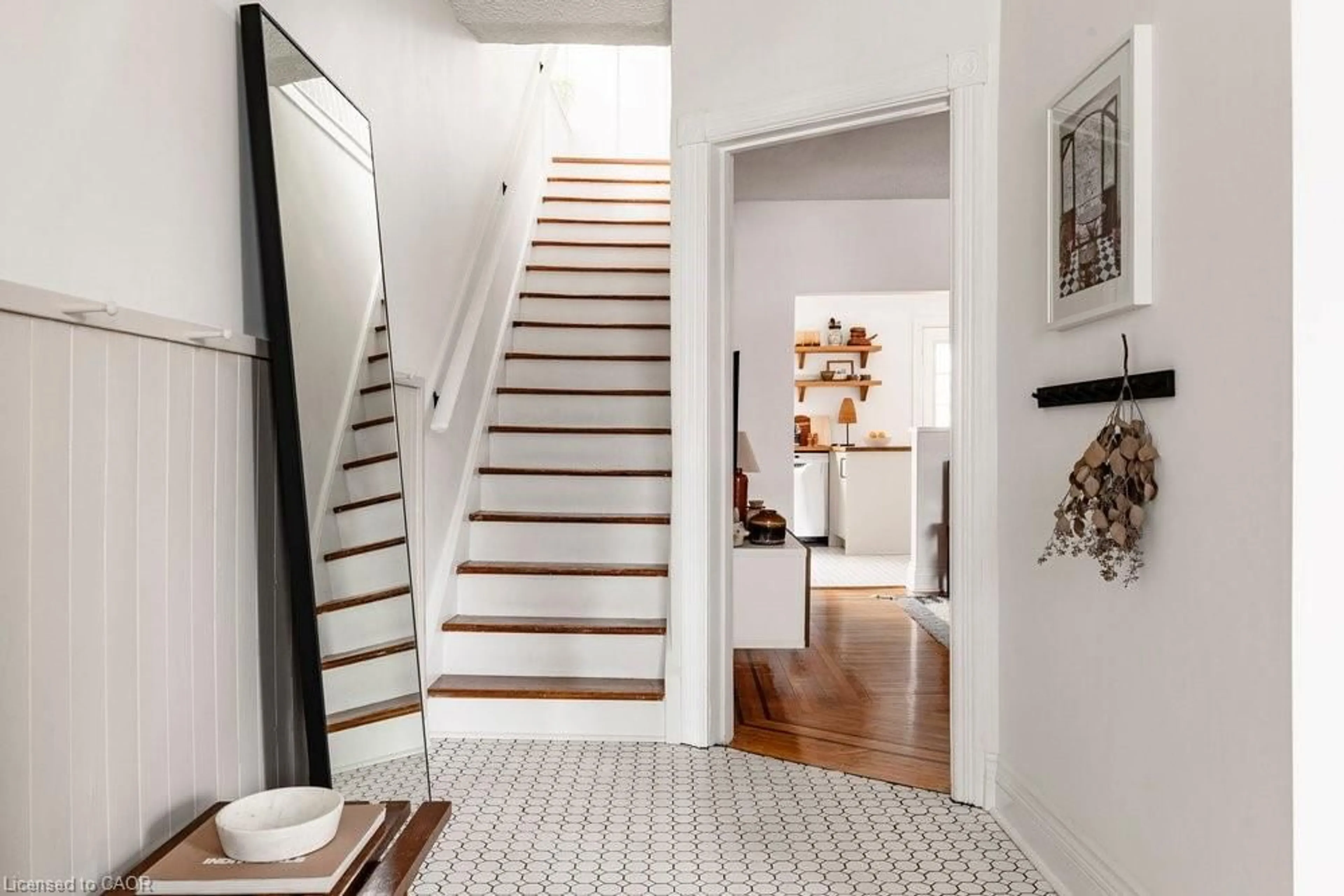 Indoor entryway for 114 Chestnut Ave, Hamilton Ontario L8L 6K9