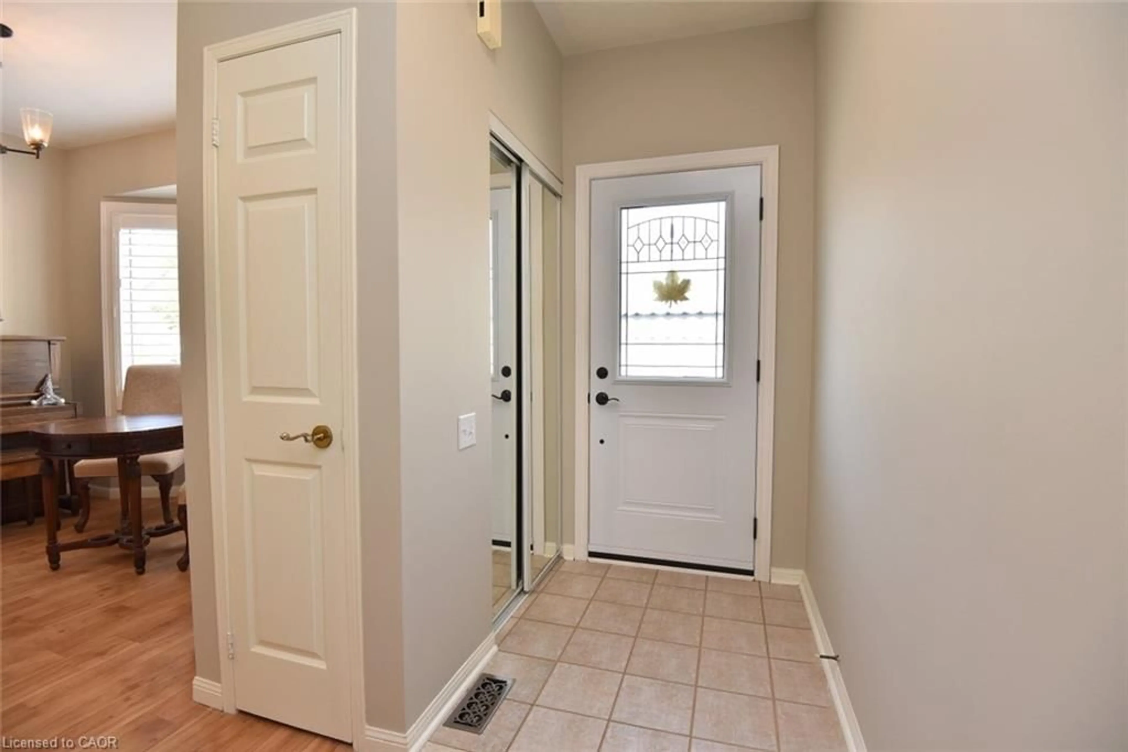Indoor entryway for 157 Silverbirch Blvd, Hamilton Ontario L0R 1W0