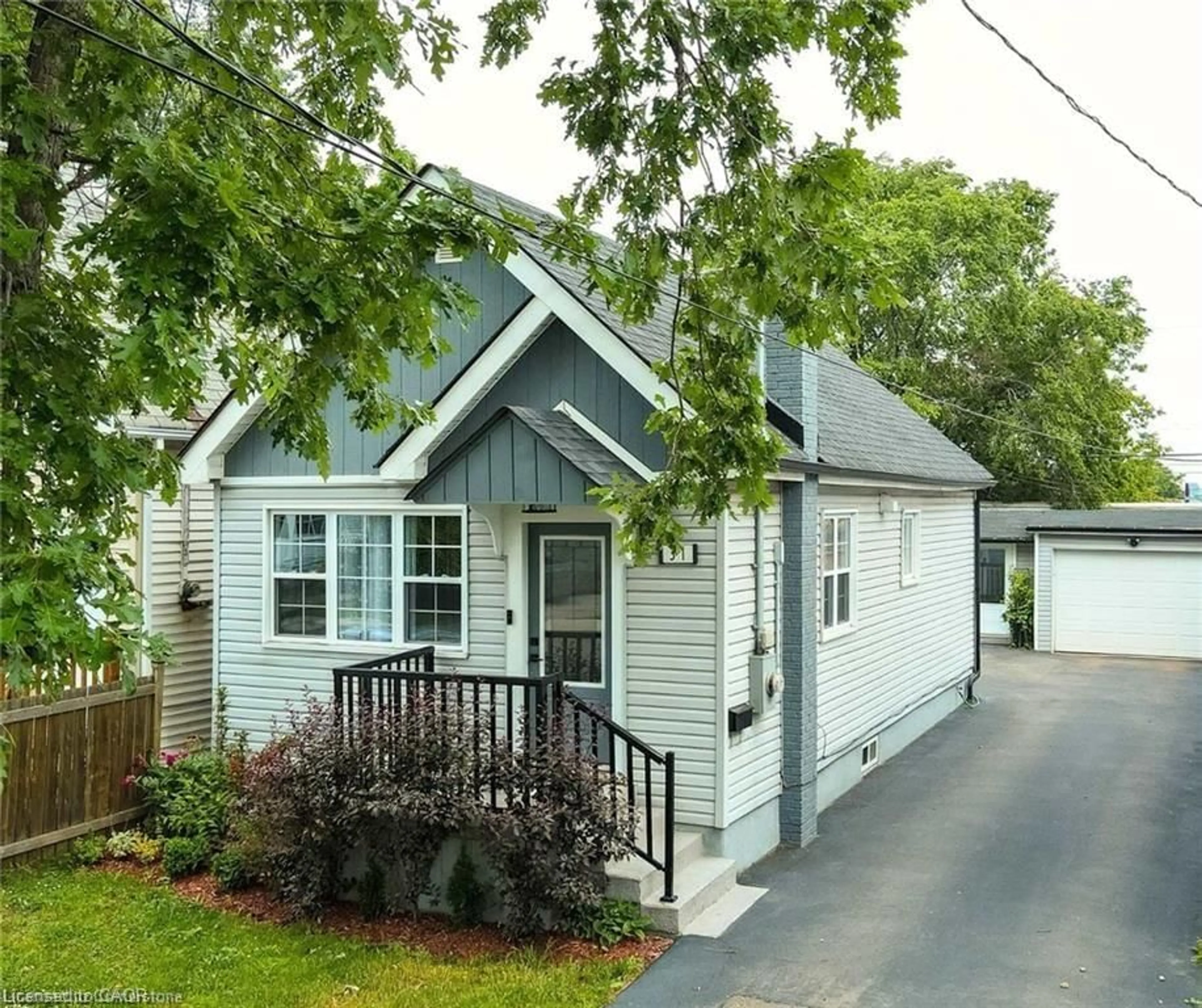 Home with vinyl exterior material, street for 31 Newlands Ave, Hamilton Ontario L8H 2T4