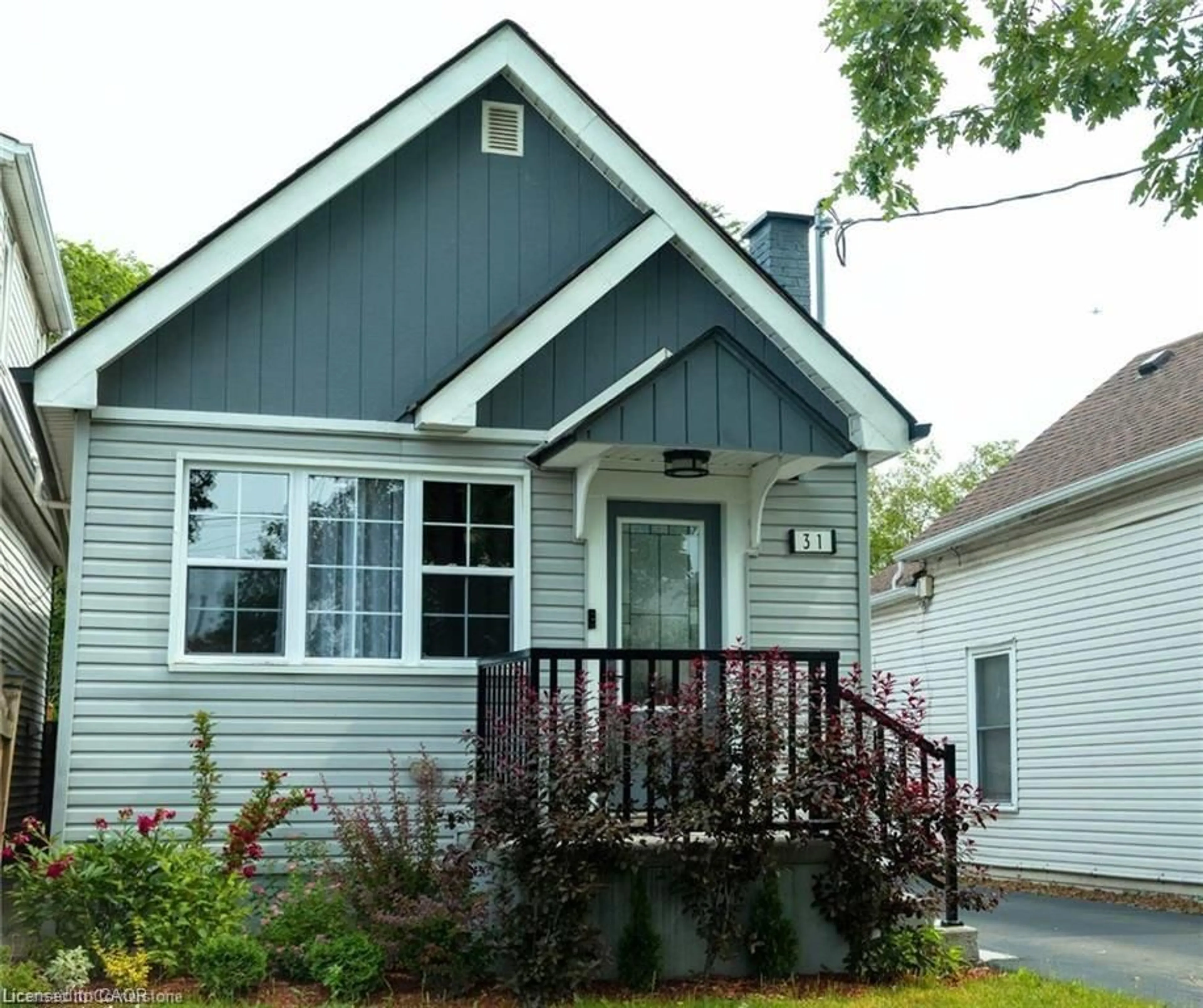 Home with vinyl exterior material, street for 31 Newlands Ave, Hamilton Ontario L8H 2T4