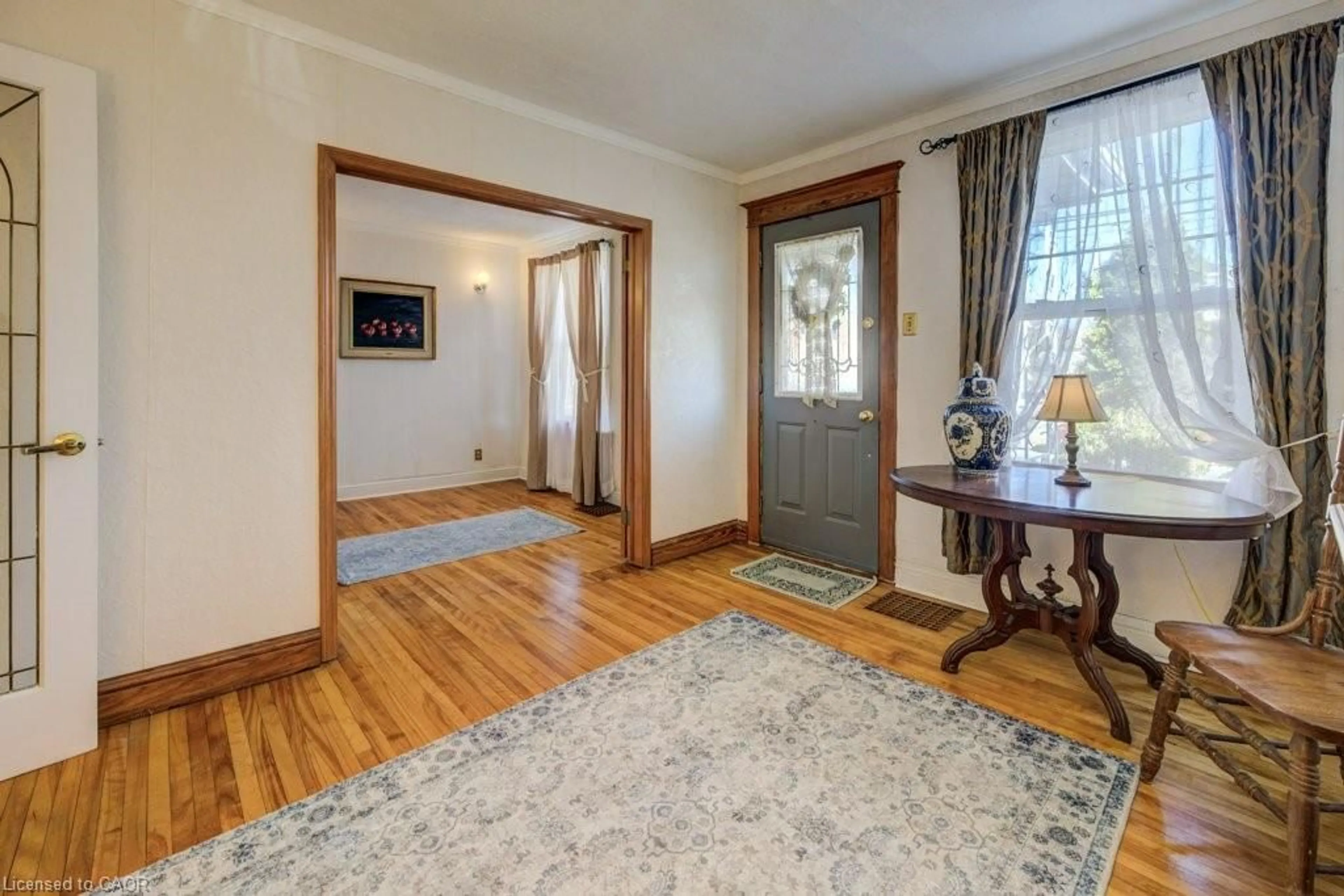 Indoor entryway for 458 Upper Wentworth St, Hamilton Ontario L9A 4T7