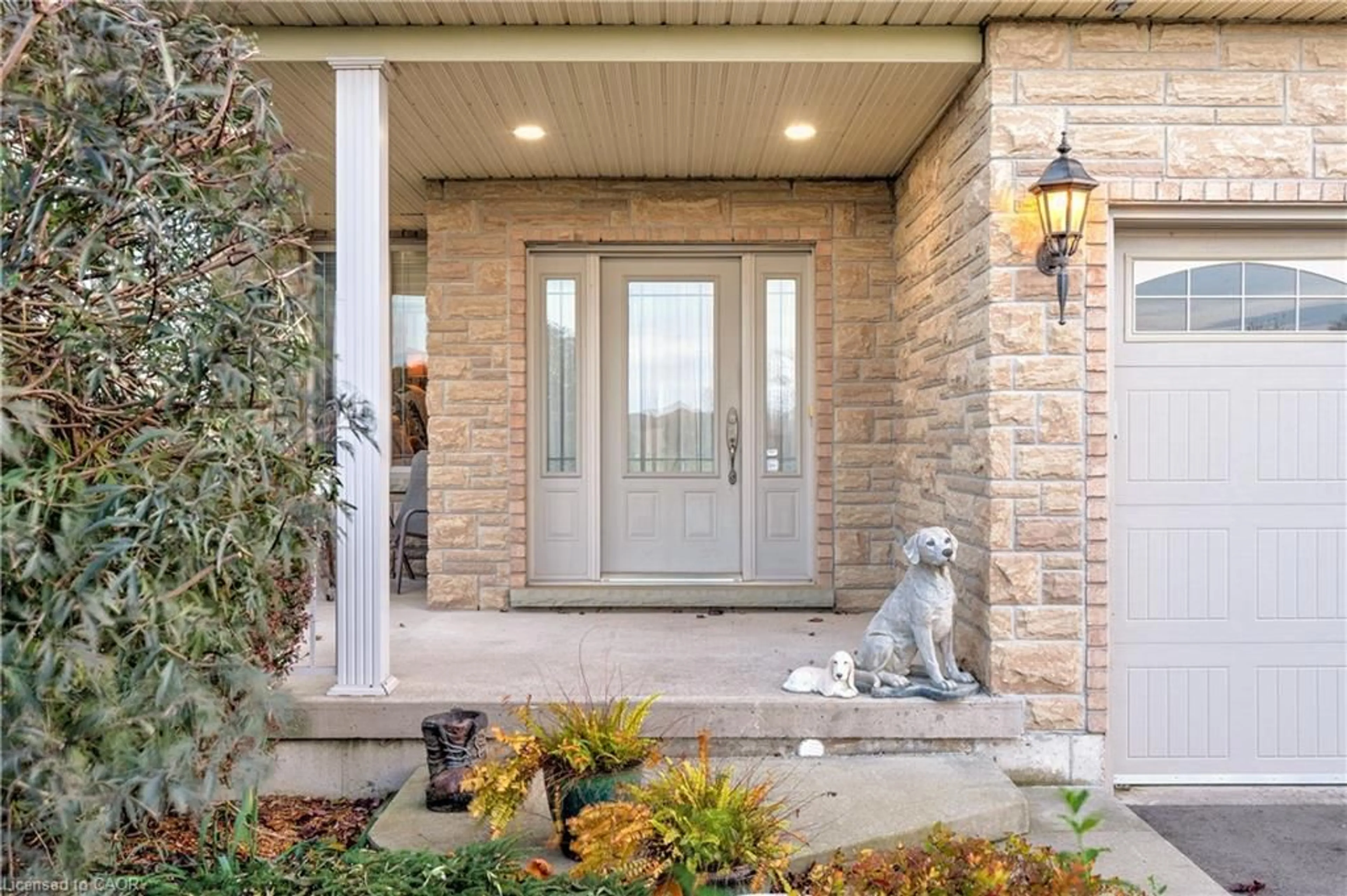 Indoor entryway for 8036 Sheridan Crt, Grassie Ontario L0R 1M0