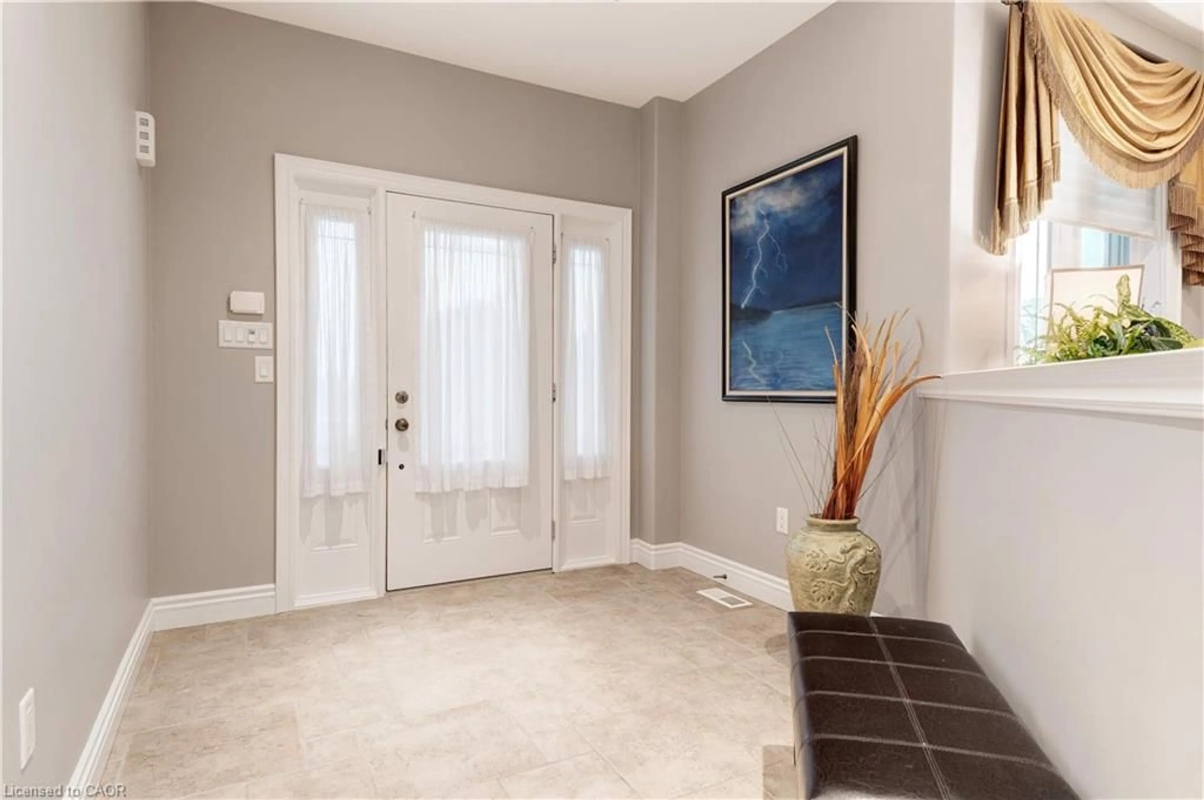 Indoor entryway for 8036 Sheridan Crt, Grassie Ontario L0R 1M0