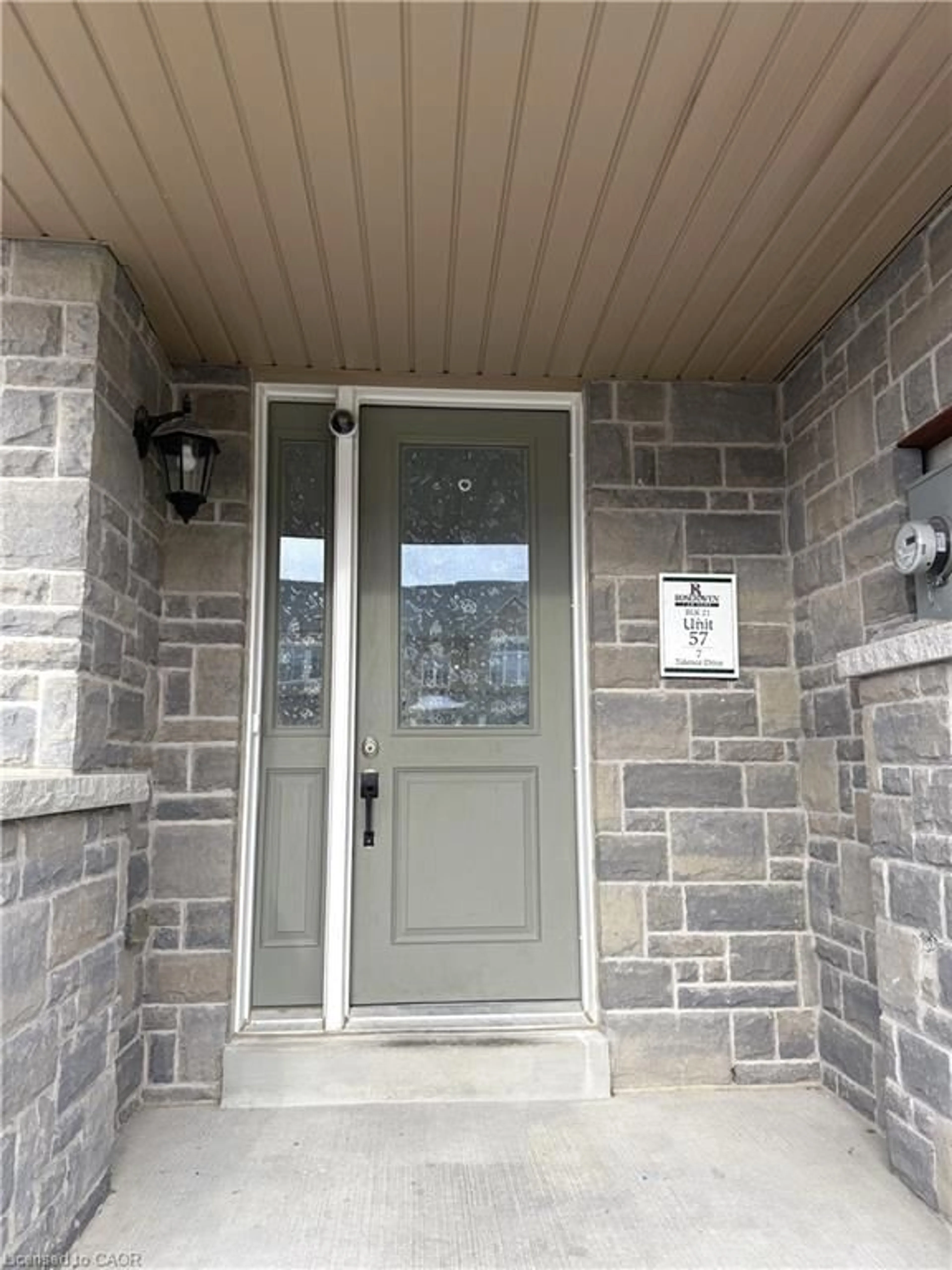 Indoor entryway for 7 Talence Dr, Stoney Creek Ontario L8J 0L2