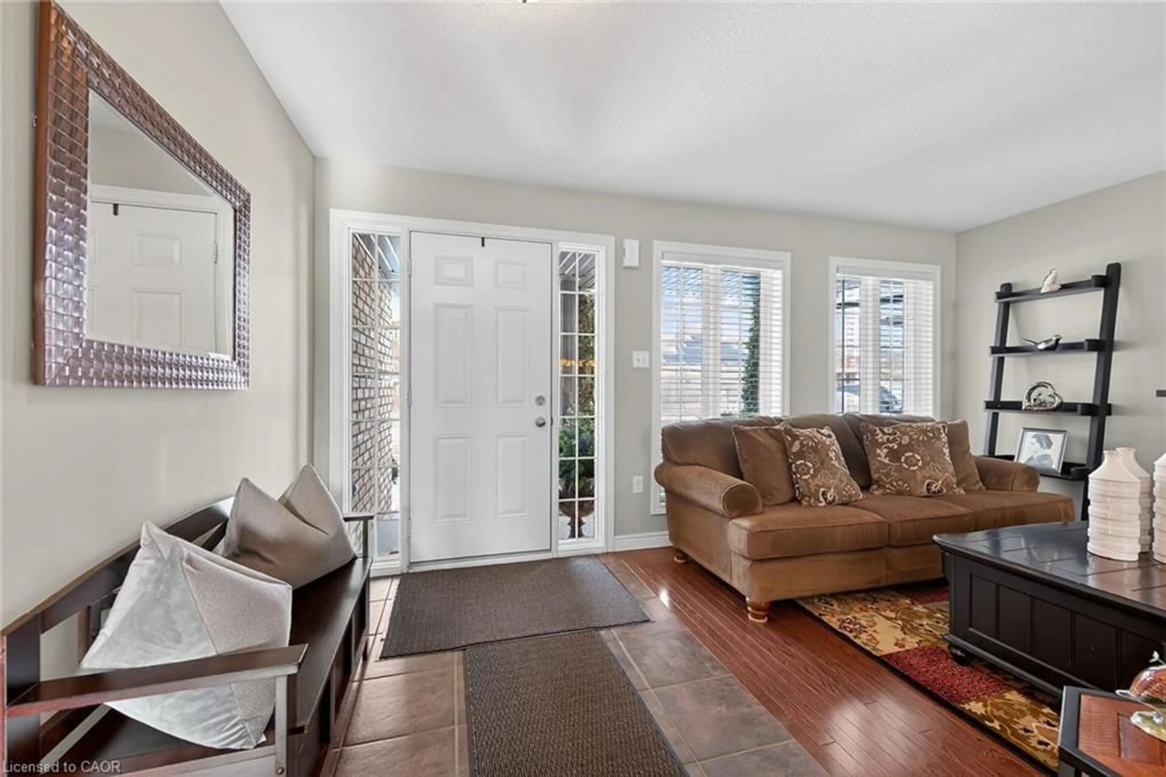 Indoor entryway for 25 Southwood Cres, Caledonia Ontario N3W 0A6