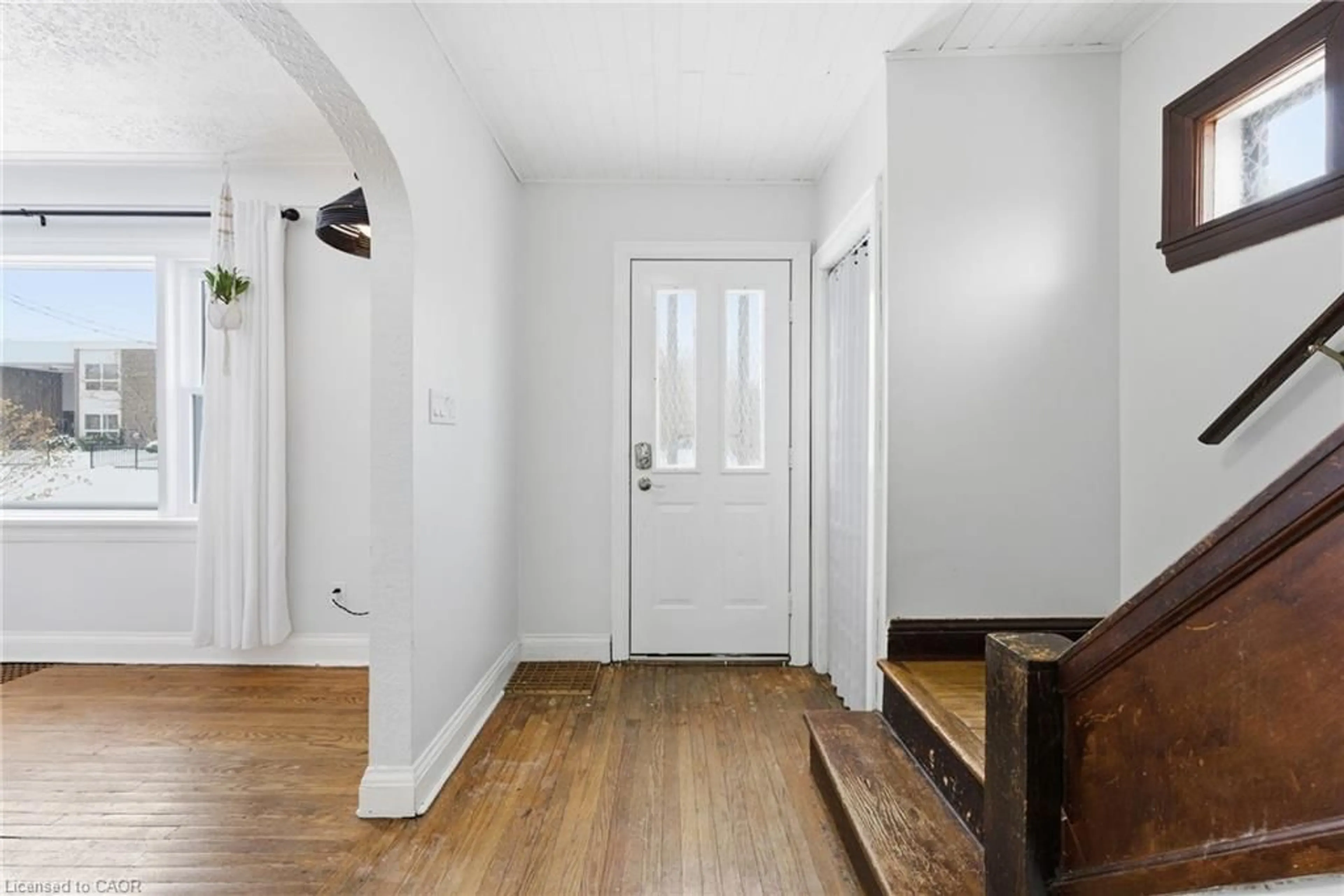 Indoor entryway for 25 Aberdeen Ave, Brantford Ontario N3S 1R6