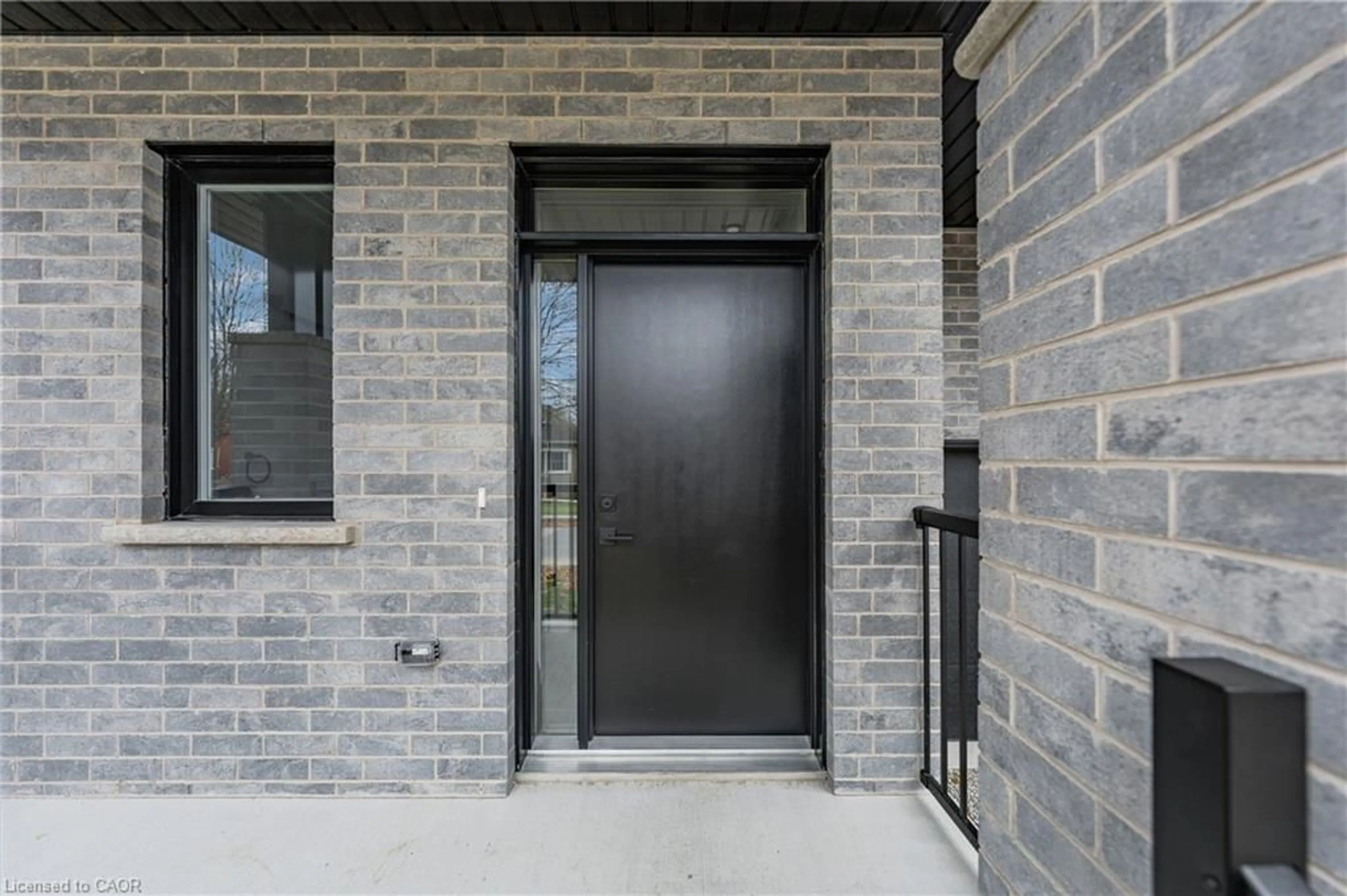 Indoor entryway for 157 Tiffany St, Cambridge Ontario N2H 2B4