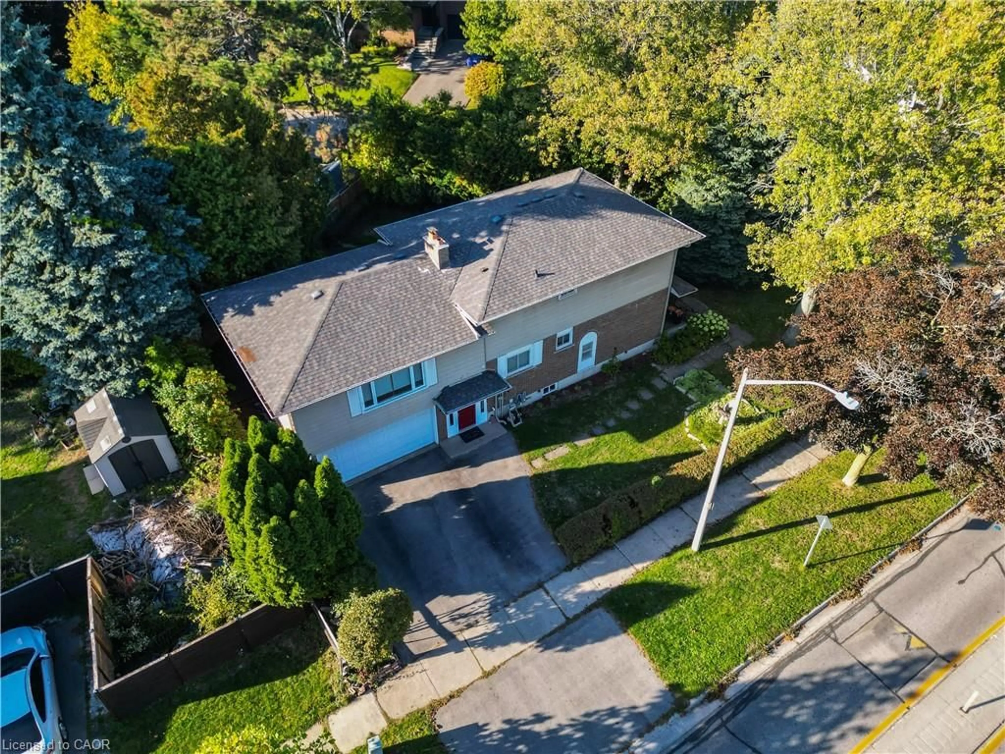 A pic from outside/outdoor area/front of a property/back of a property/a pic from drone, street for 214 Vance Dr, Oakville Ontario L6L 3L1