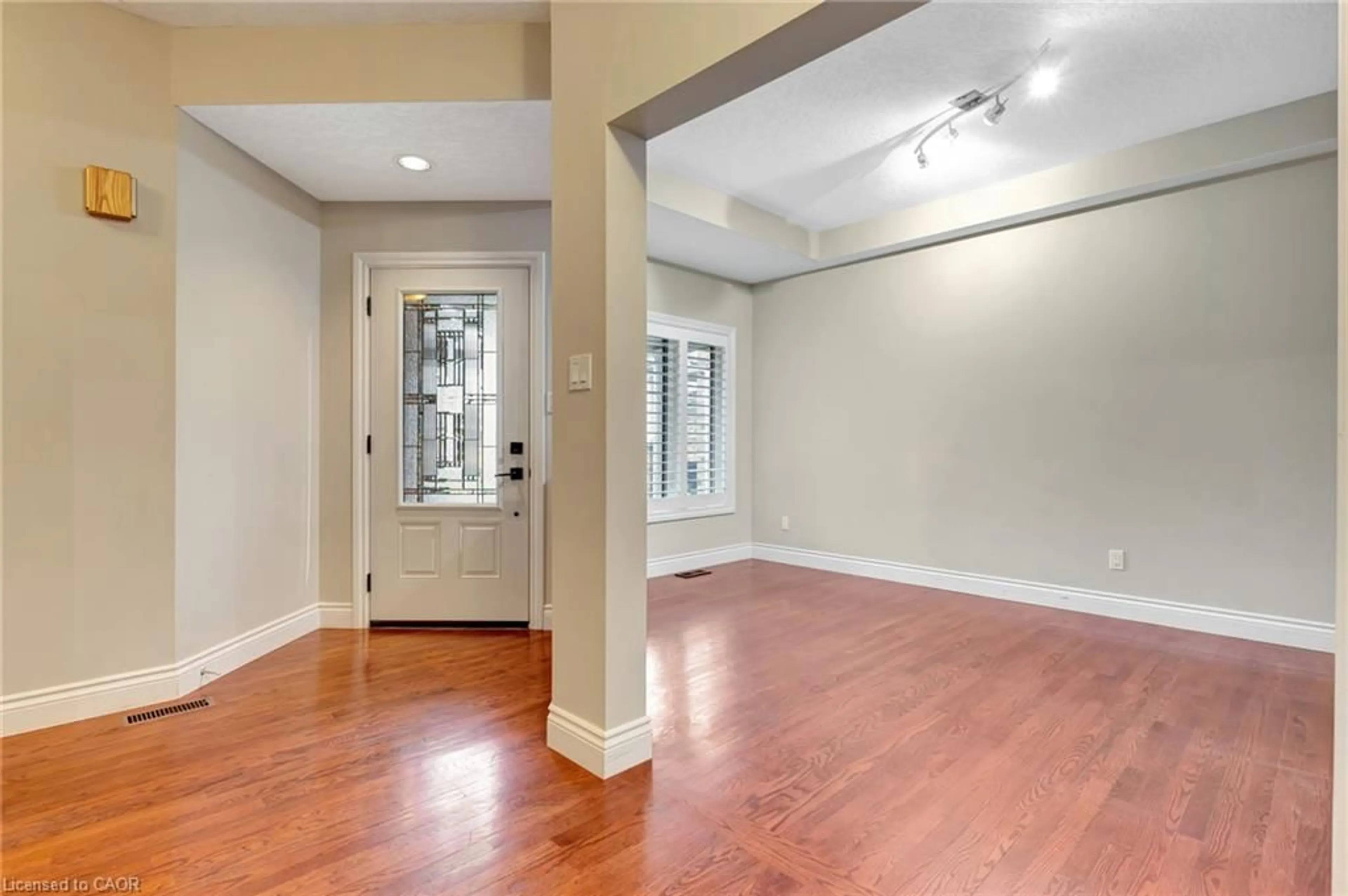 Indoor entryway for 537 Windjammer Way, Waterloo Ontario N2K 3Y5