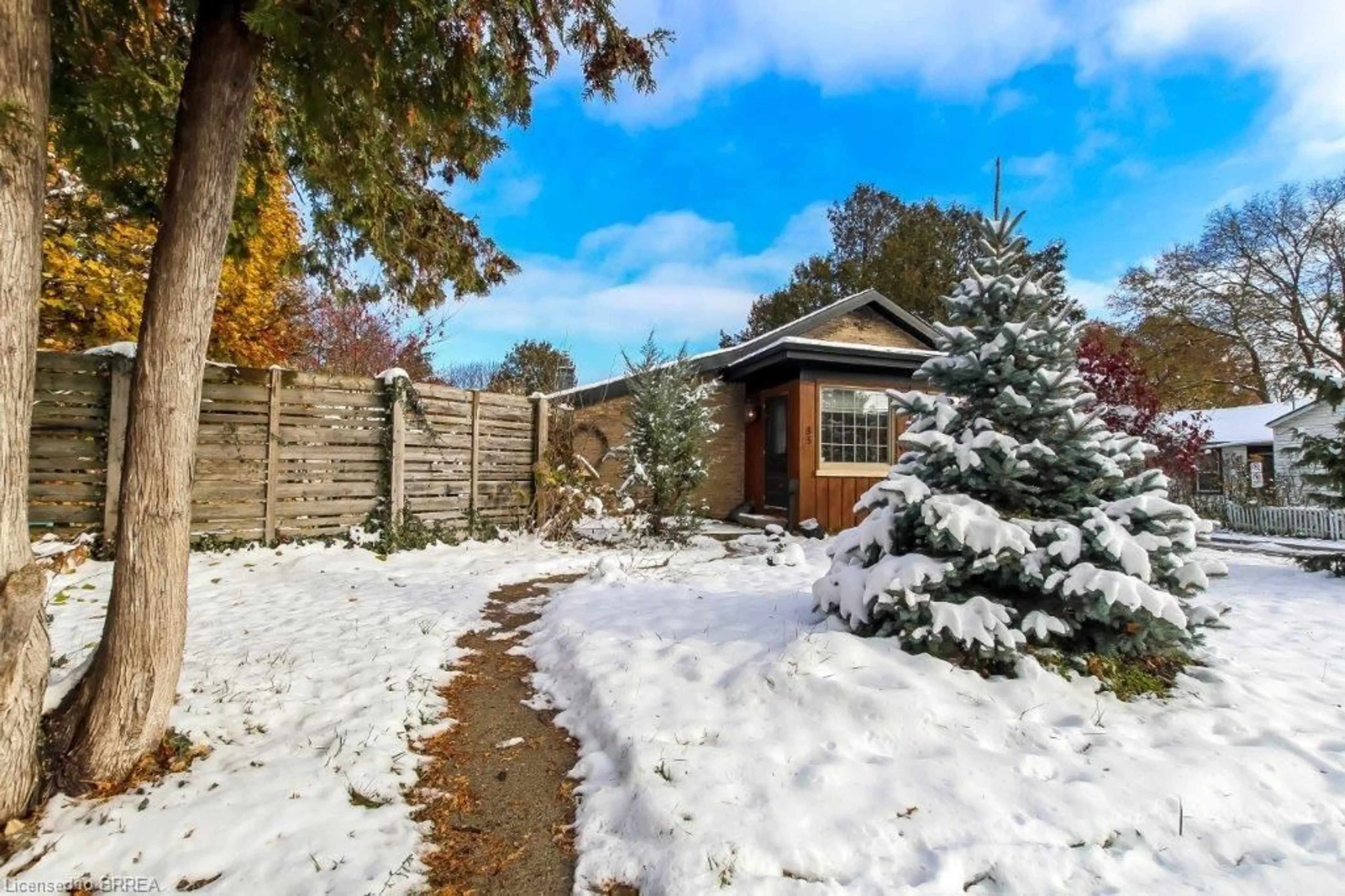 A pic from outside/outdoor area/front of a property/back of a property/a pic from drone, street for 85 Grand River Ave, Brantford Ontario N3T 4X5